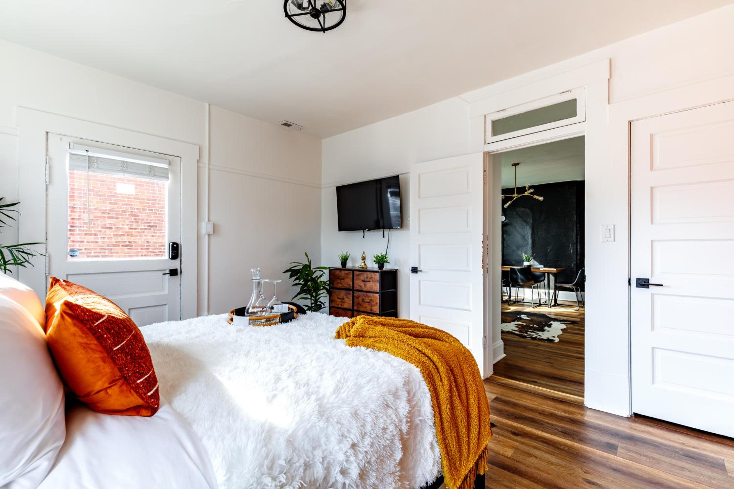 Jungle House Columbus Sleep 16 Downtown Ohio Free Parking - Near Convention Center & Nationwide Arena - 4BR Luxury Home - Pet Friendly - Over 5,800 Five St