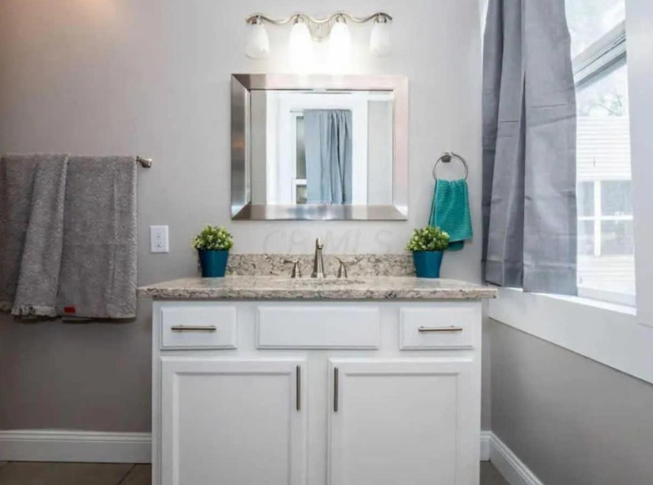 Jungle House Luxury Homes - Columbus Downtown Short North - Near Convention Center & Nationwide Arena - Sleeps up to 20 - Free Parking - Over 5,800 Five St