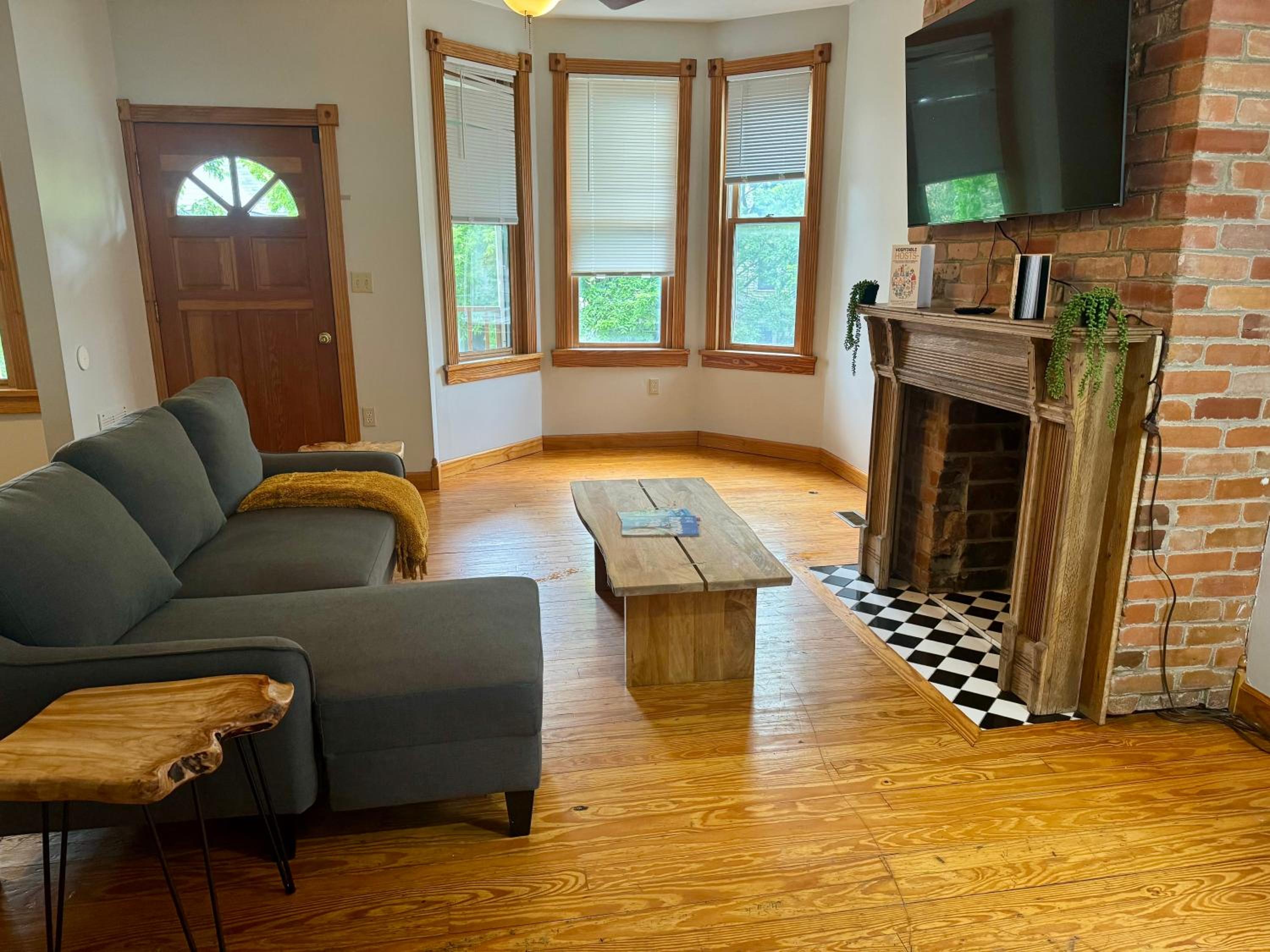 Jungle House Columbus Short North Downtown Free Parking - Near Convention Center & Nationwide Arena - 4BR Luxury Home - Sleeps 14 - Over 5,800 Five Star St