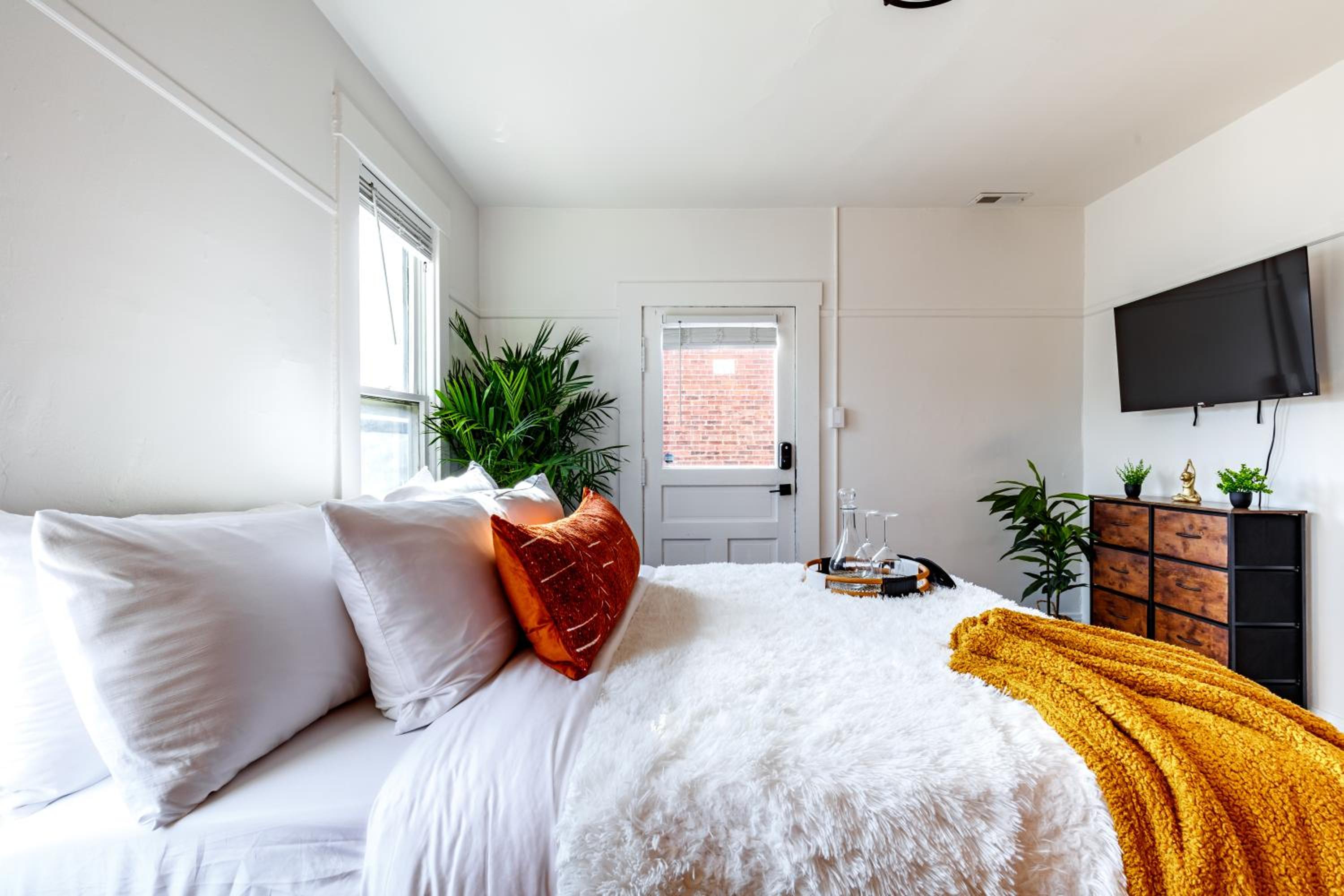 Jungle House Columbus Sleep 16 Downtown Ohio Free Parking - Near Convention Center & Nationwide Arena - 4BR Luxury Home - Pet Friendly - Over 5,800 Five St