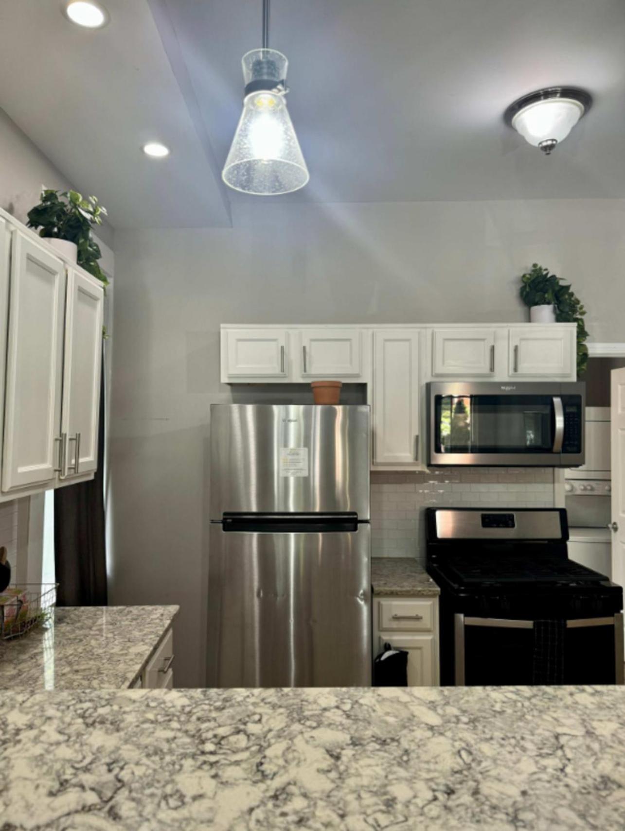Jungle House Luxury Homes - Columbus Downtown Short North - Near Convention Center & Nationwide Arena - Sleeps up to 20 - Free Parking - Over 5,800 Five St