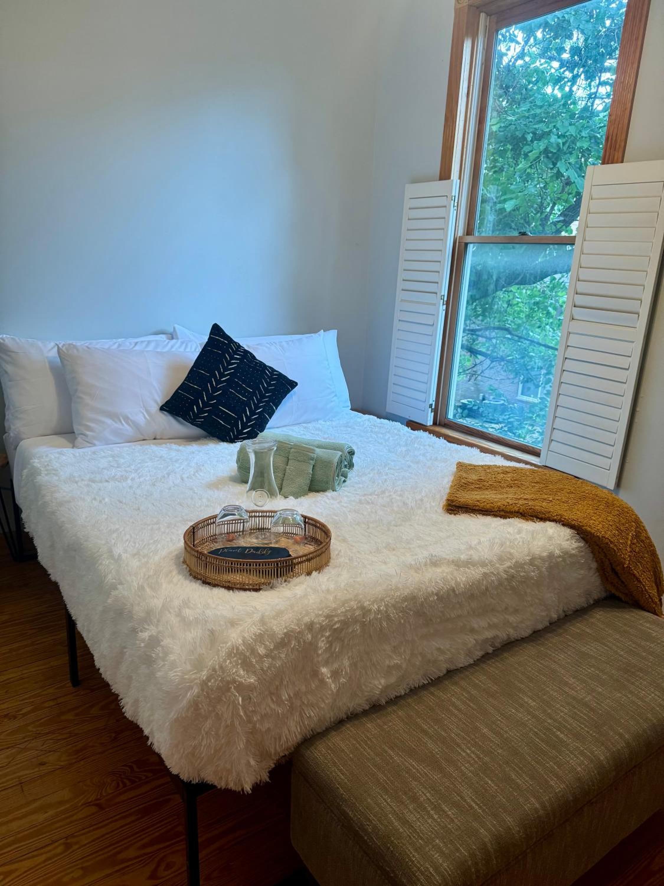 Jungle House Columbus Short North Downtown Free Parking - Near Convention Center & Nationwide Arena - 4BR Luxury Home - Sleeps 14 - Over 5,800 Five Star St