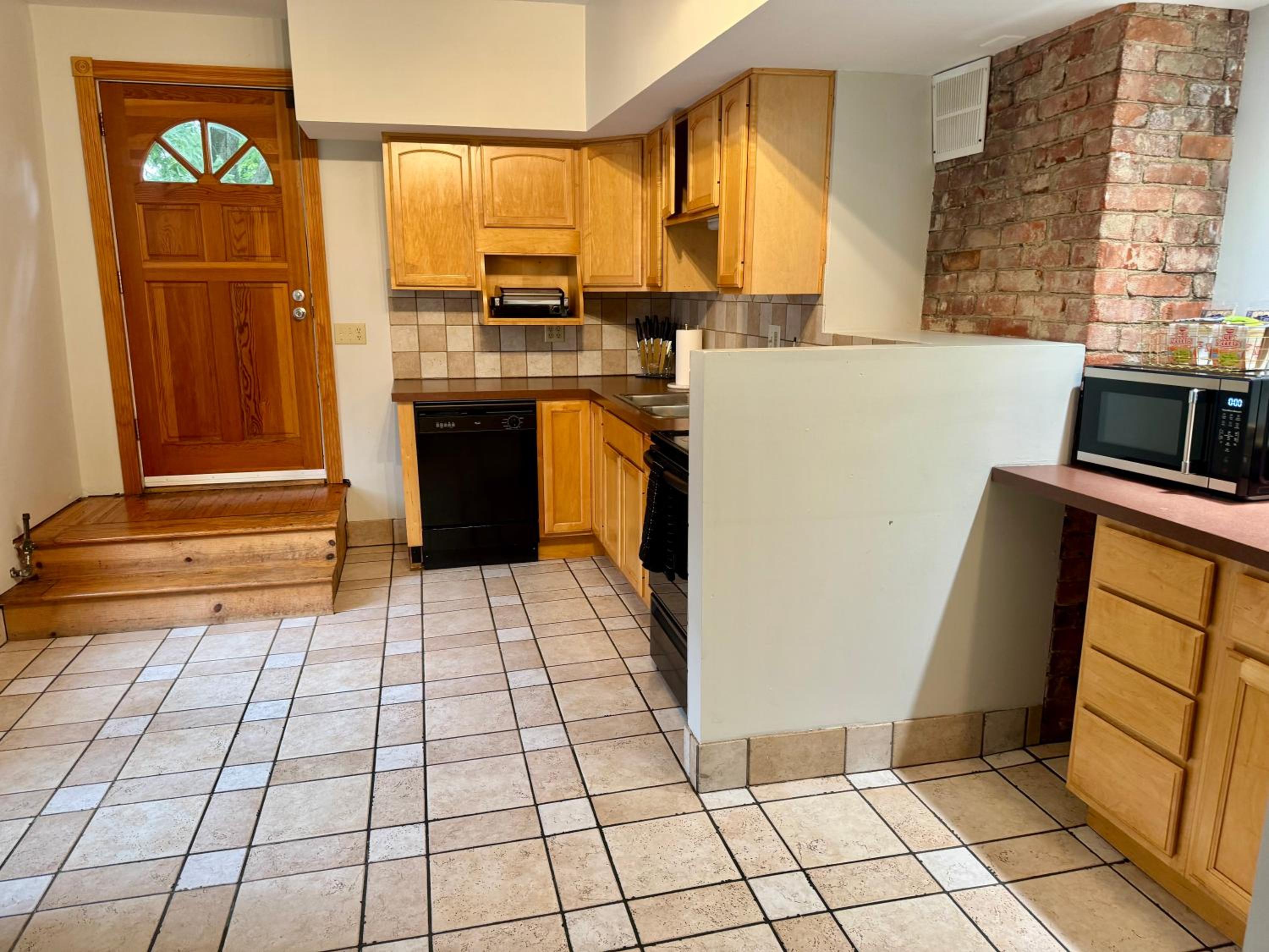 Jungle House Columbus Short North Downtown Free Parking - Near Convention Center & Nationwide Arena - 4BR Luxury Home - Sleeps 14 - Over 5,800 Five Star St