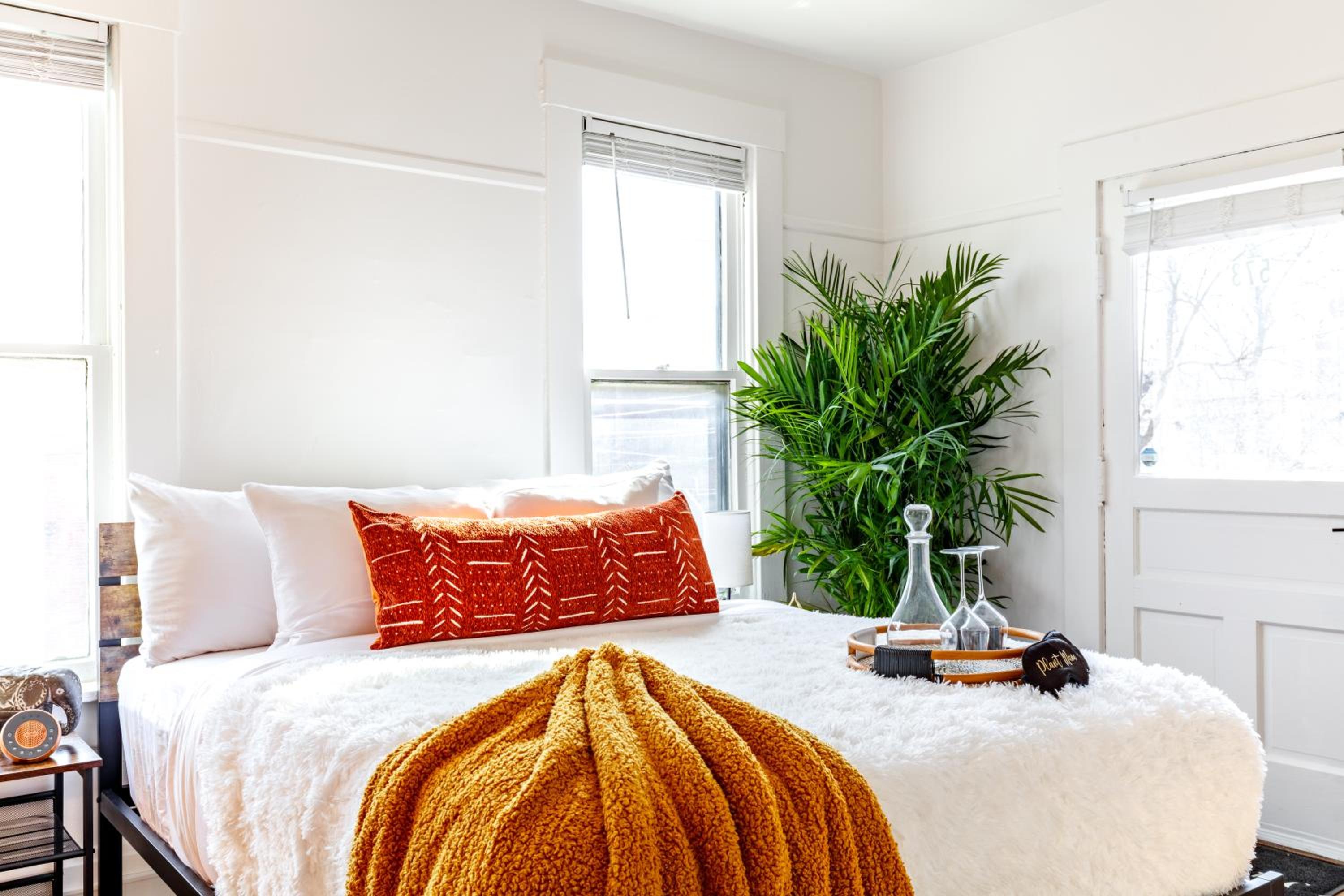 Jungle House Columbus Sleep 16 Downtown Ohio Free Parking - Near Convention Center & Nationwide Arena - 4BR Luxury Home - Pet Friendly - Over 5,800 Five St