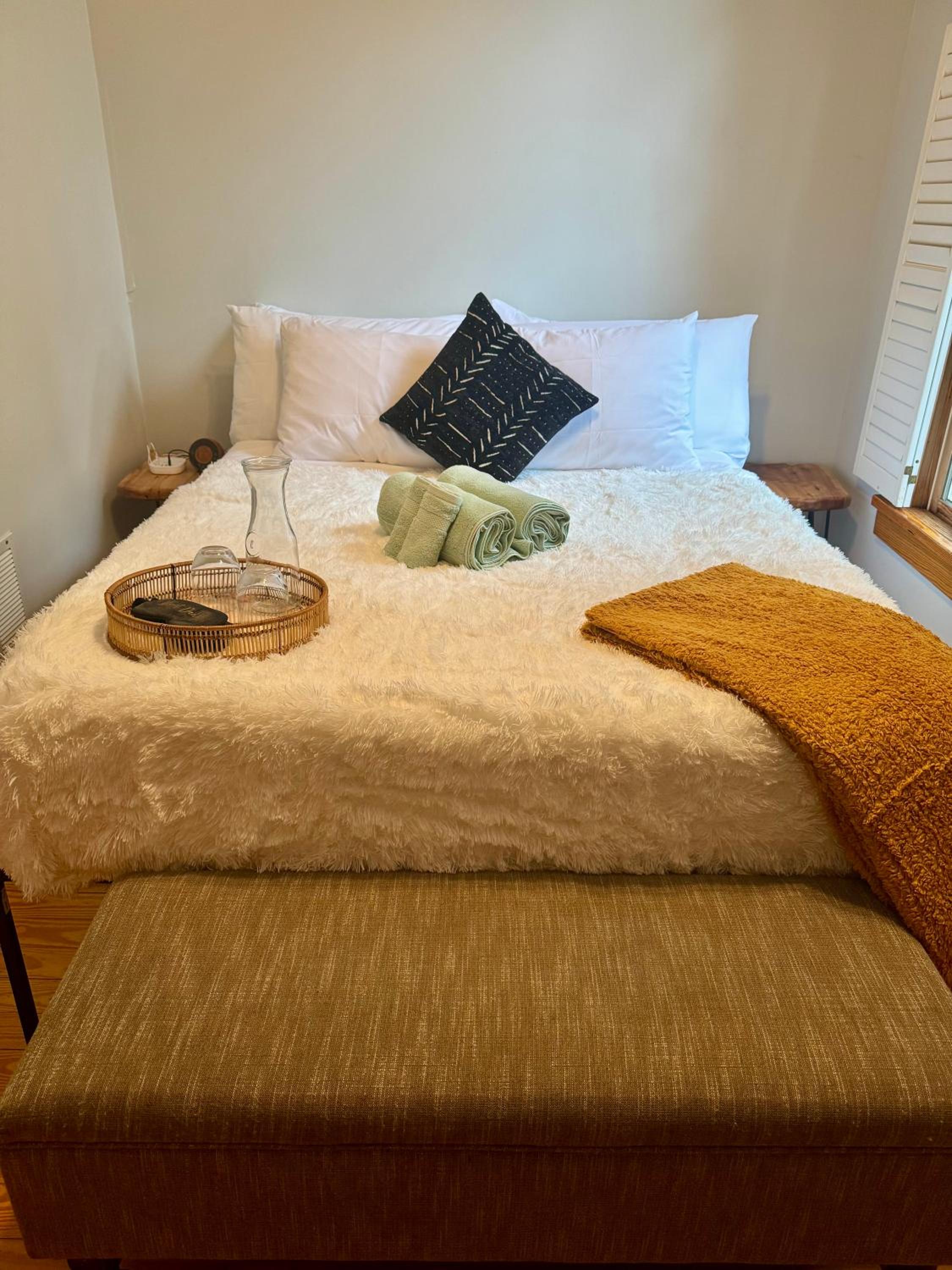 Jungle House Columbus Short North Downtown Free Parking - Near Convention Center & Nationwide Arena - 4BR Luxury Home - Sleeps 14 - Over 5,800 Five Star St