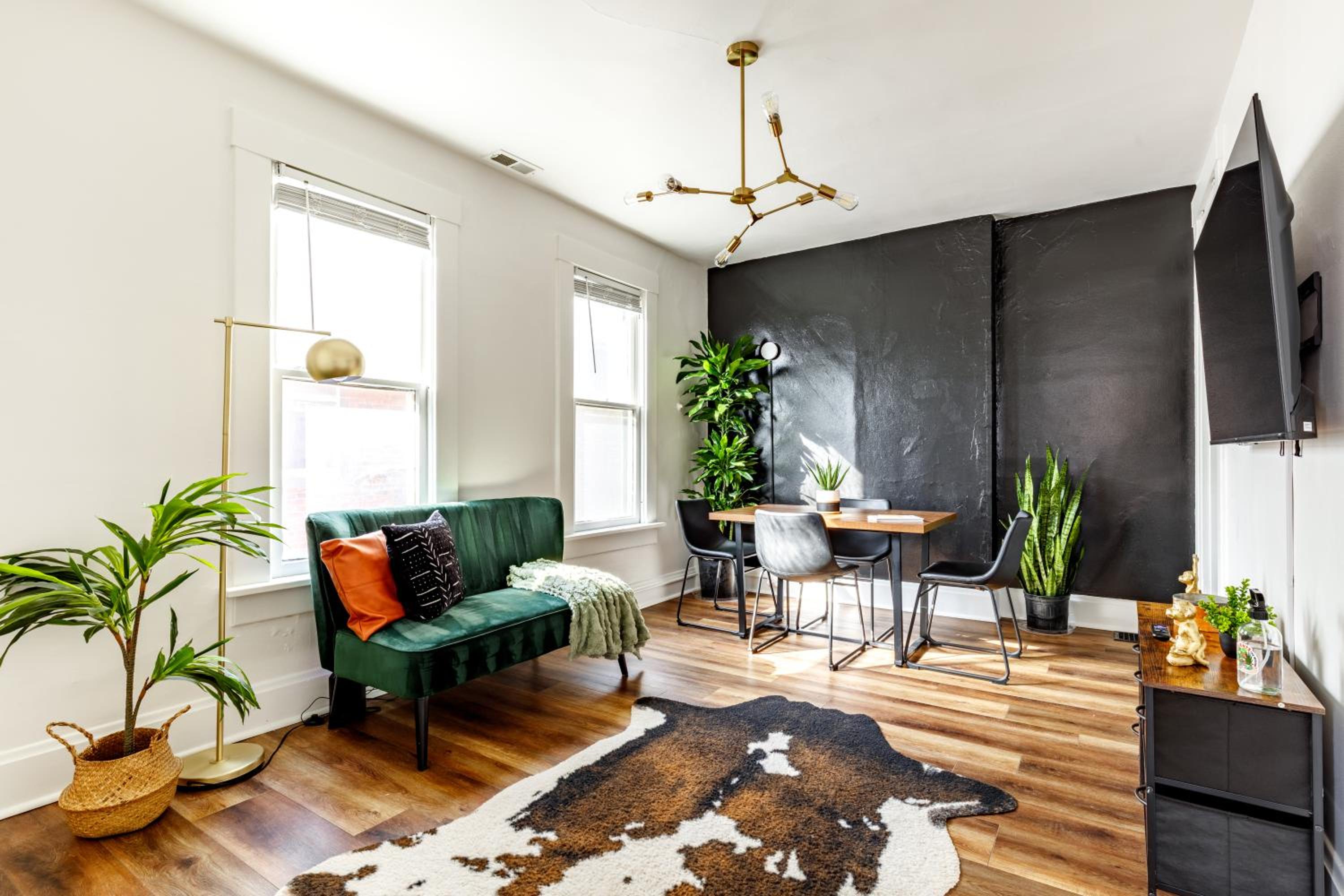 Jungle House Columbus Sleep 16 Downtown Ohio Free Parking - Near Convention Center & Nationwide Arena - 4BR Luxury Home - Pet Friendly - Over 5,800 Five St