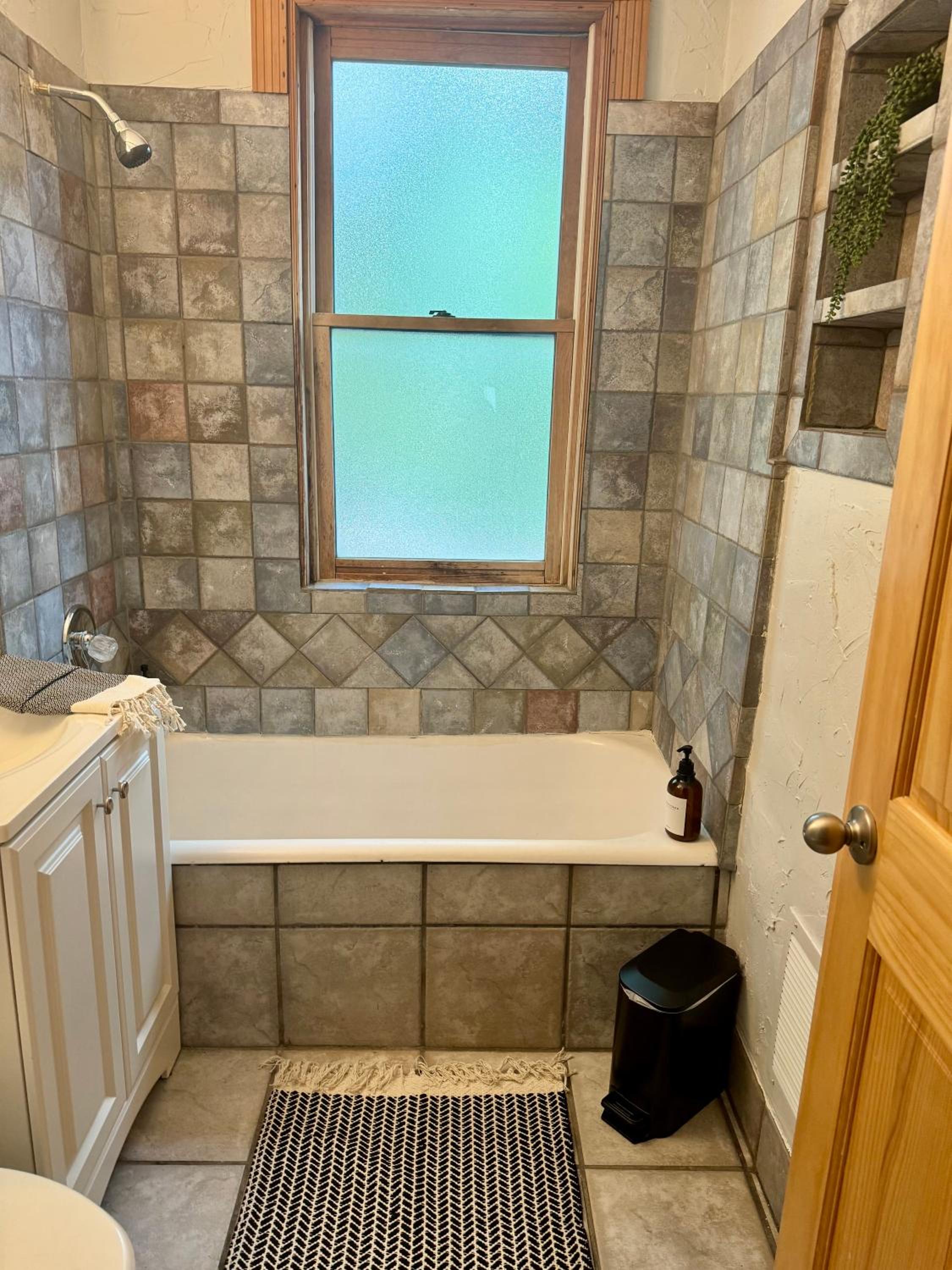 Jungle House Columbus Short North Downtown Free Parking - Near Convention Center & Nationwide Arena - 4BR Luxury Home - Sleeps 14 - Over 5,800 Five Star St