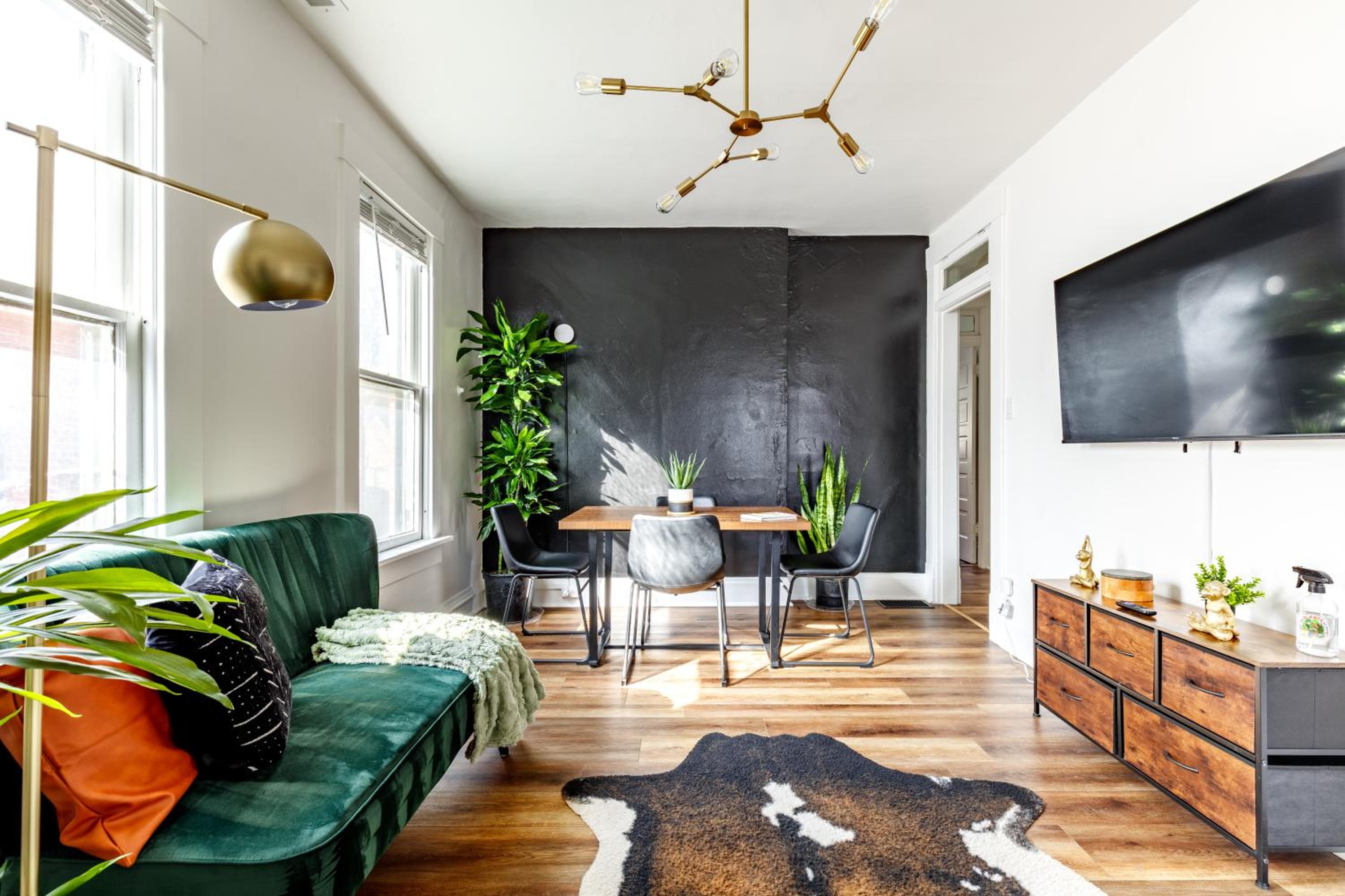 Jungle House Columbus Sleep 16 Downtown Ohio Free Parking - Near Convention Center & Nationwide Arena - 4BR Luxury Home - Pet Friendly - Over 5,800 Five St
