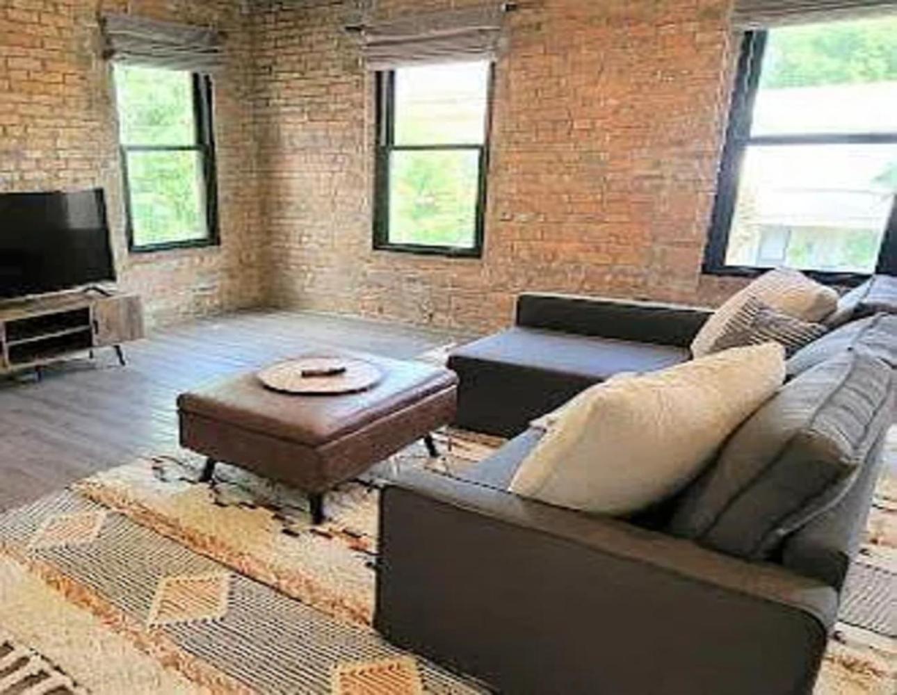 Jungle House Columbus Short North Downtown Free Parking - Walk to Convention Center & Nationwide Arena - 4BR Luxury Home - Sleeps 16 - Over 5,800 Five Star