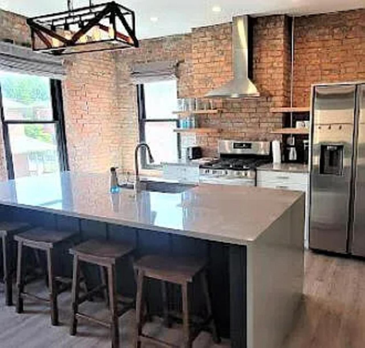 Jungle House Columbus Short North Downtown Free Parking - Walk to Convention Center & Nationwide Arena - 4BR Luxury Home - Sleeps 16 - Over 5,800 Five Star