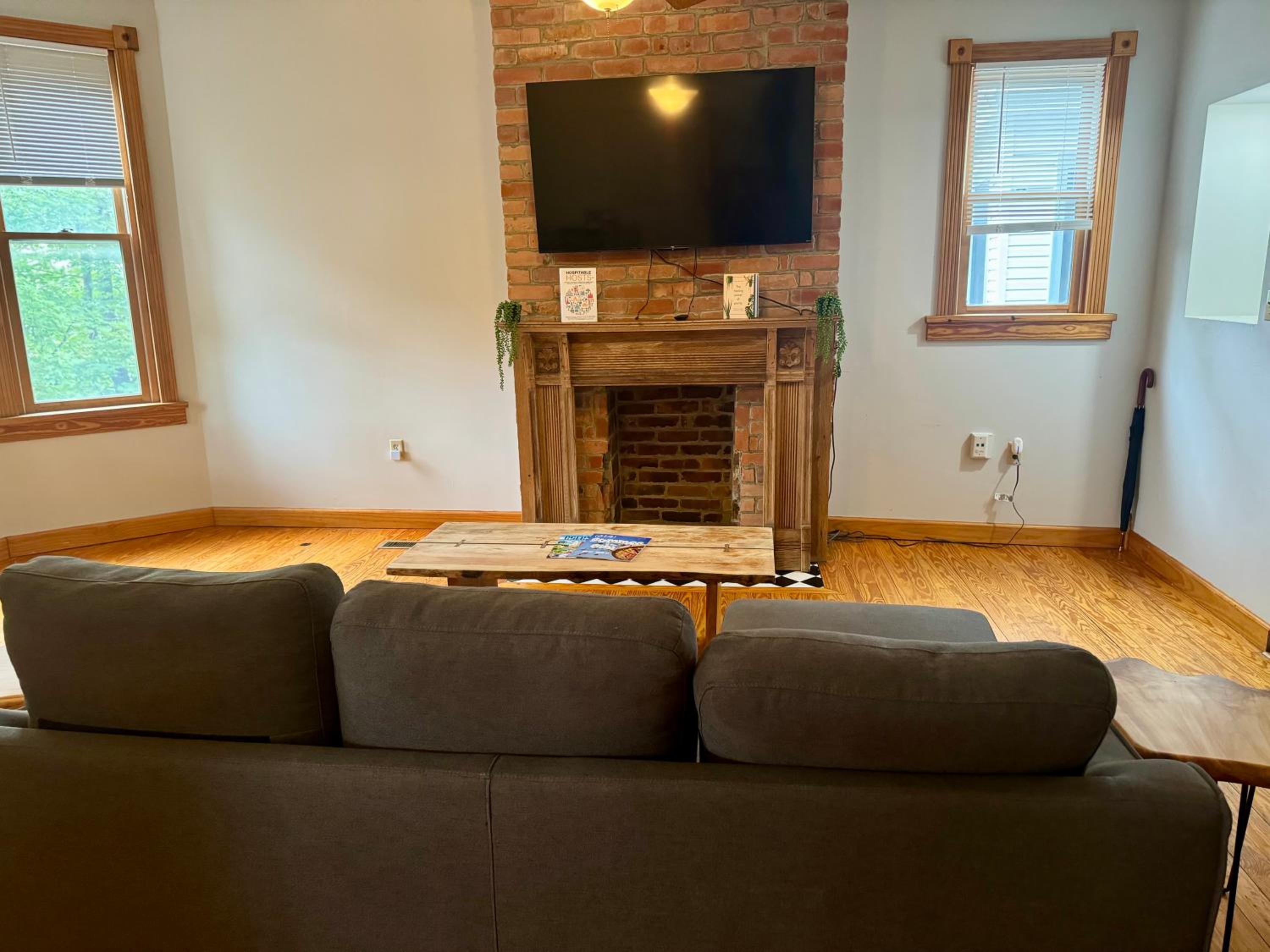 Jungle House Luxury Homes - Columbus Downtown Short North - Near Convention Center & Nationwide Arena - Sleeps up to 20 - Free Parking - Over 5,800 Five St