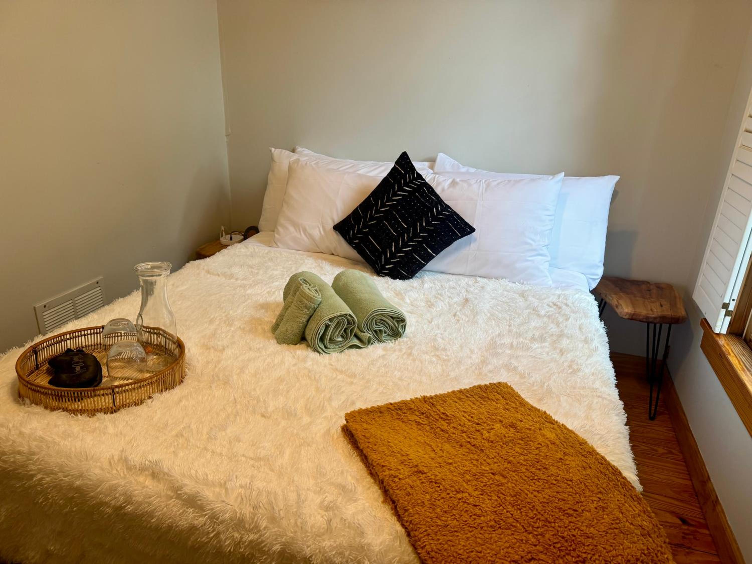 Jungle House Luxury Homes - Columbus Downtown Short North - Near Convention Center & Nationwide Arena - Sleeps up to 20 - Free Parking - Over 5,800 Five St