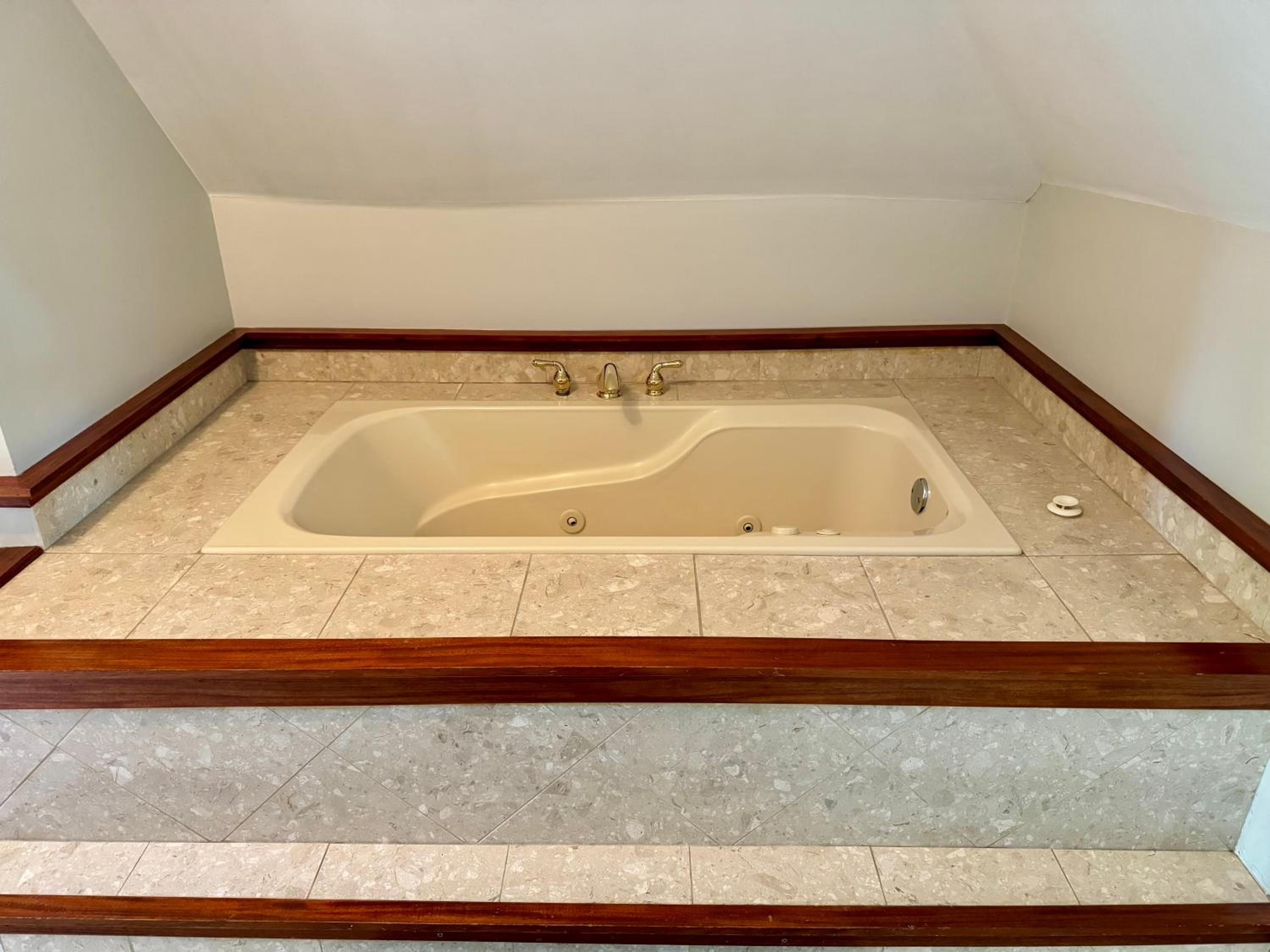 Jungle House Luxury Homes - Columbus Downtown Short North - Near Convention Center & Nationwide Arena - Sleeps up to 20 - Free Parking - Over 5,800 Five St