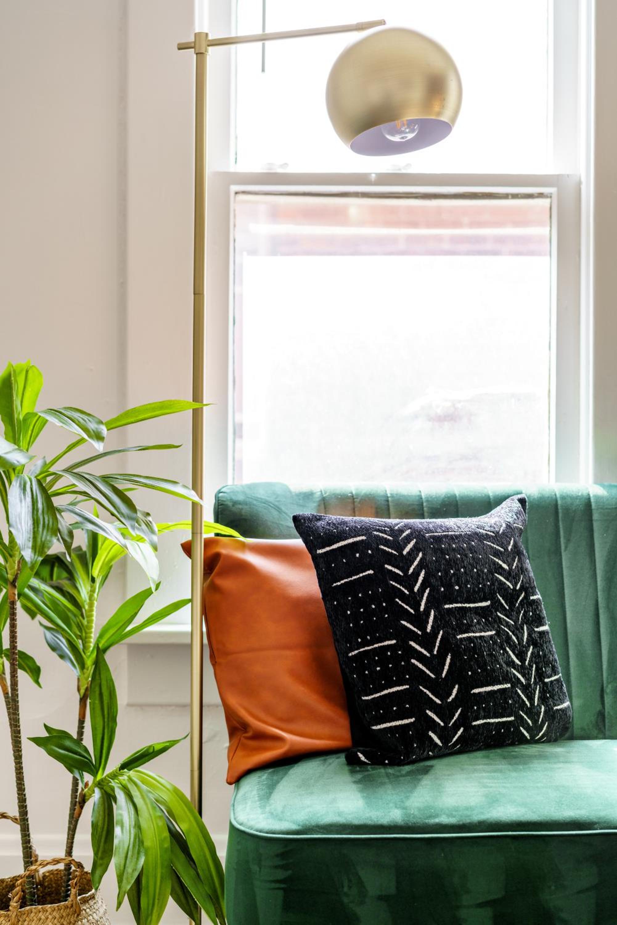 Jungle House Columbus Sleep 16 Downtown Ohio Free Parking - Near Convention Center & Nationwide Arena - 4BR Luxury Home - Pet Friendly - Over 5,800 Five St