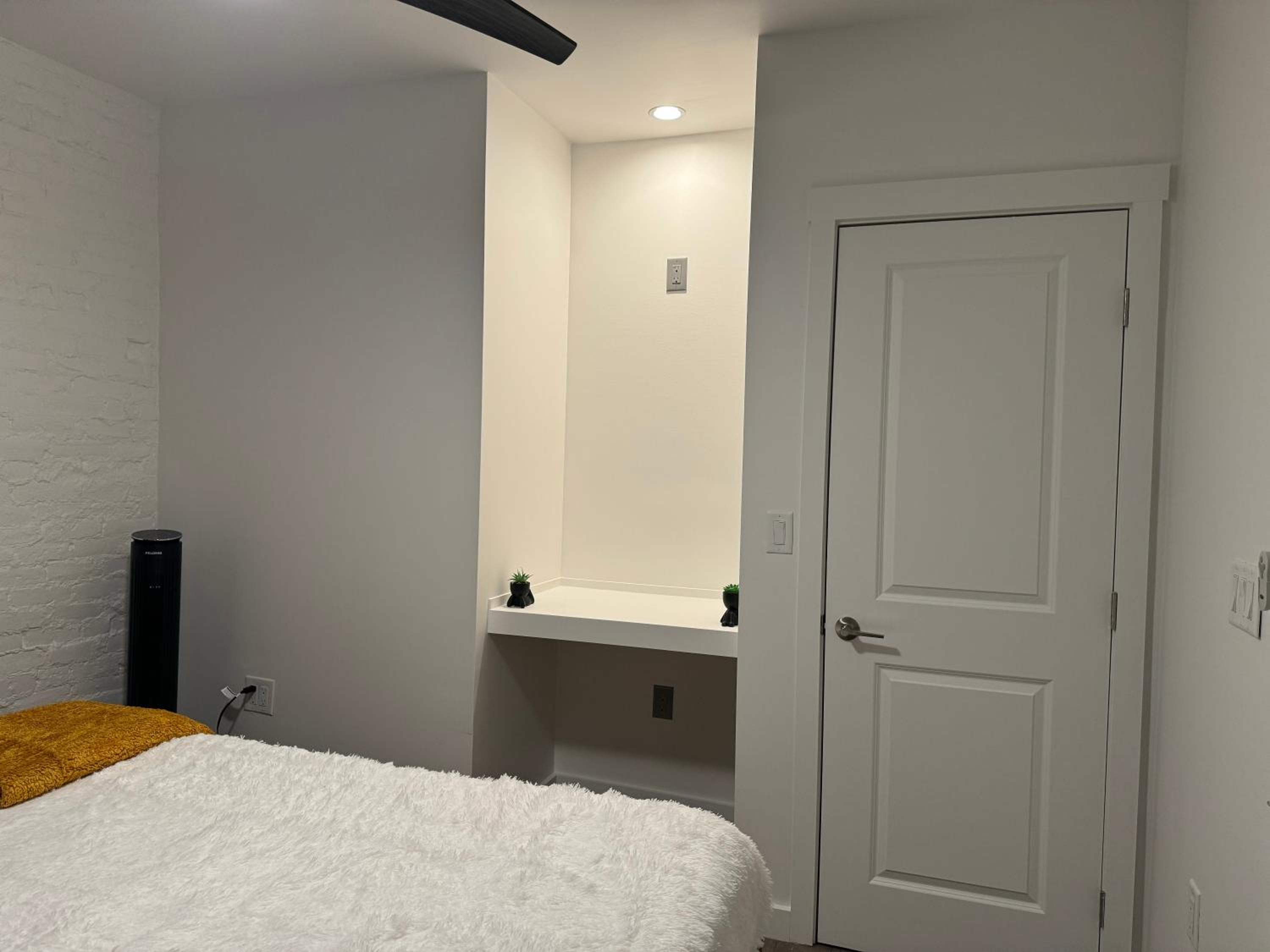Jungle House Columbus Short North Downtown Free Parking - Walk to Convention Center & Nationwide Arena - 4BR Luxury Home - Sleeps 16 - Over 5,800 Five Star
