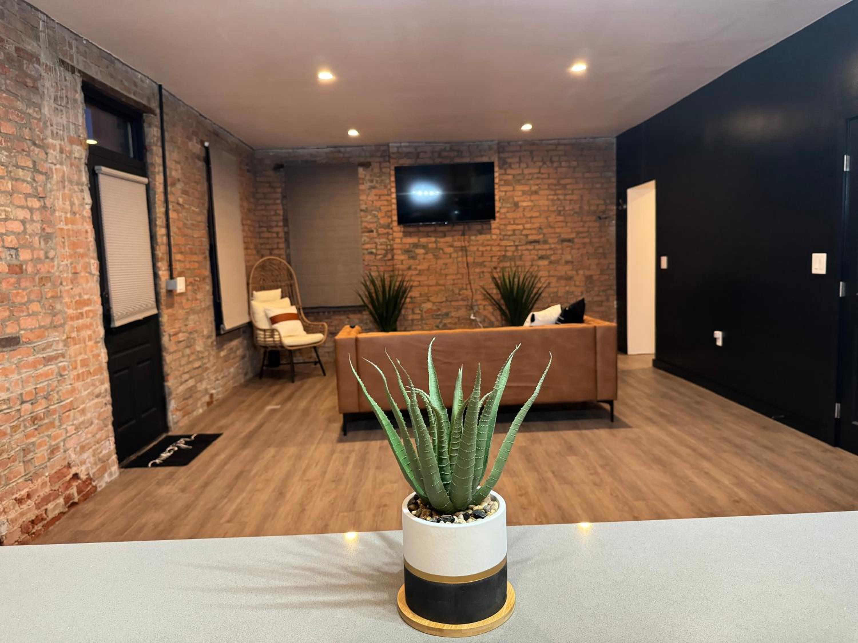 Jungle House Columbus Short North Downtown Free Parking - Walk to Convention Center & Nationwide Arena - 4BR Luxury Home - Sleeps 16 - Over 5,800 Five Star