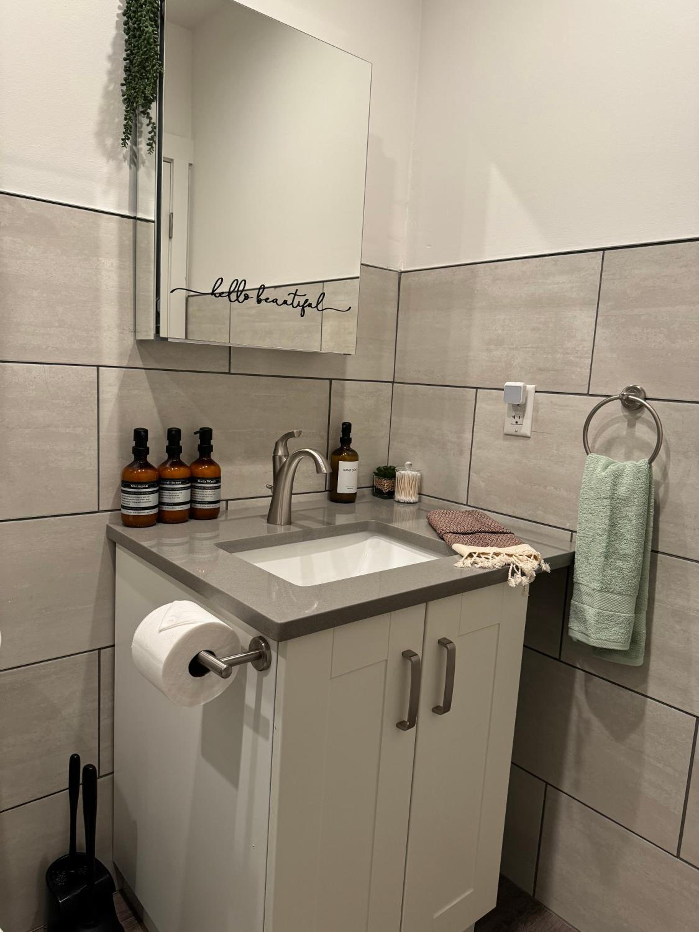 Jungle House Columbus Short North Downtown Free Parking - Walk to Convention Center & Nationwide Arena - 4BR Luxury Home - Sleeps 16 - Over 5,800 Five Star