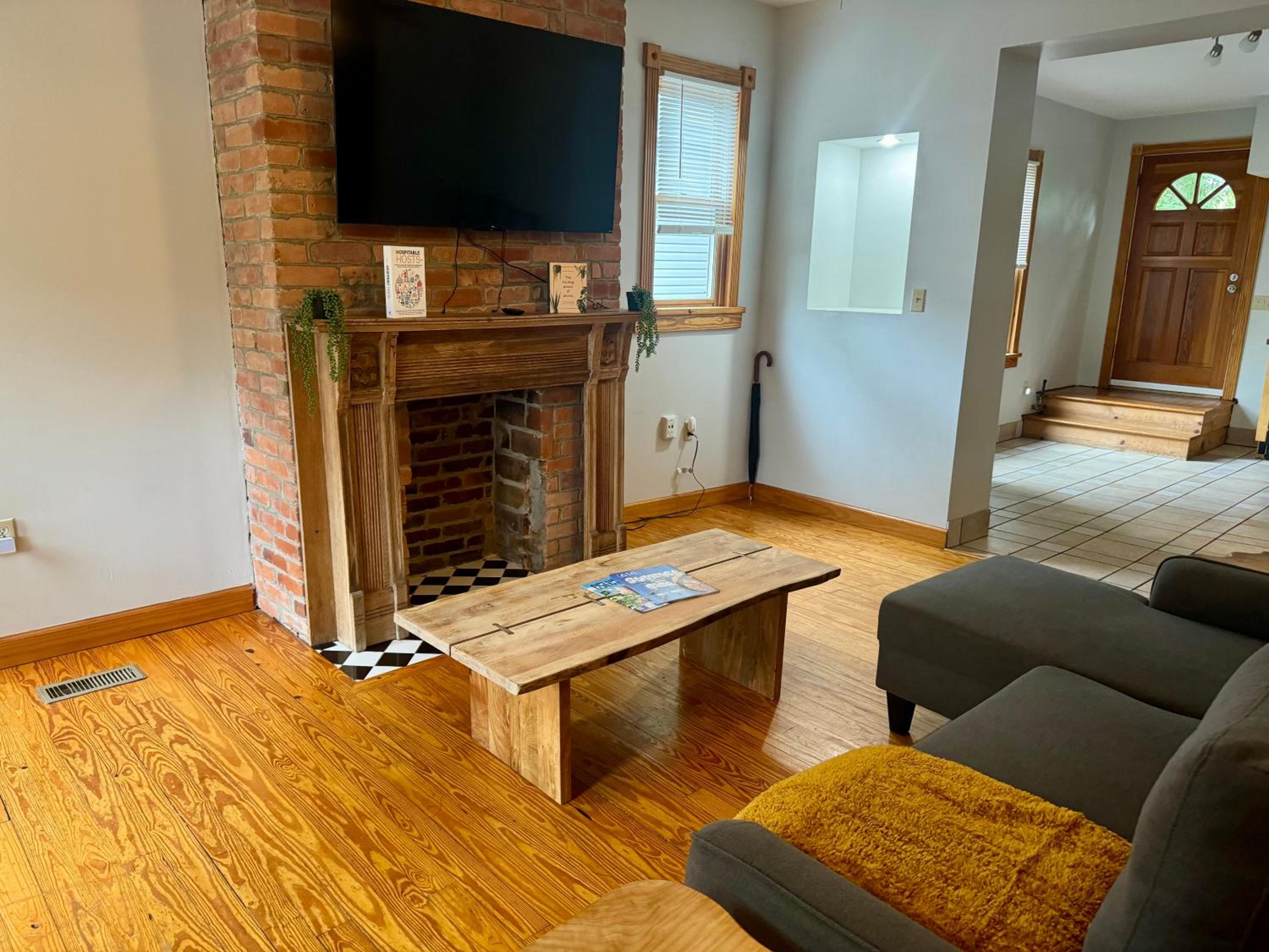 Jungle House Luxury Homes - Columbus Downtown Short North - Near Convention Center & Nationwide Arena - Sleeps up to 20 - Free Parking - Over 5,800 Five St