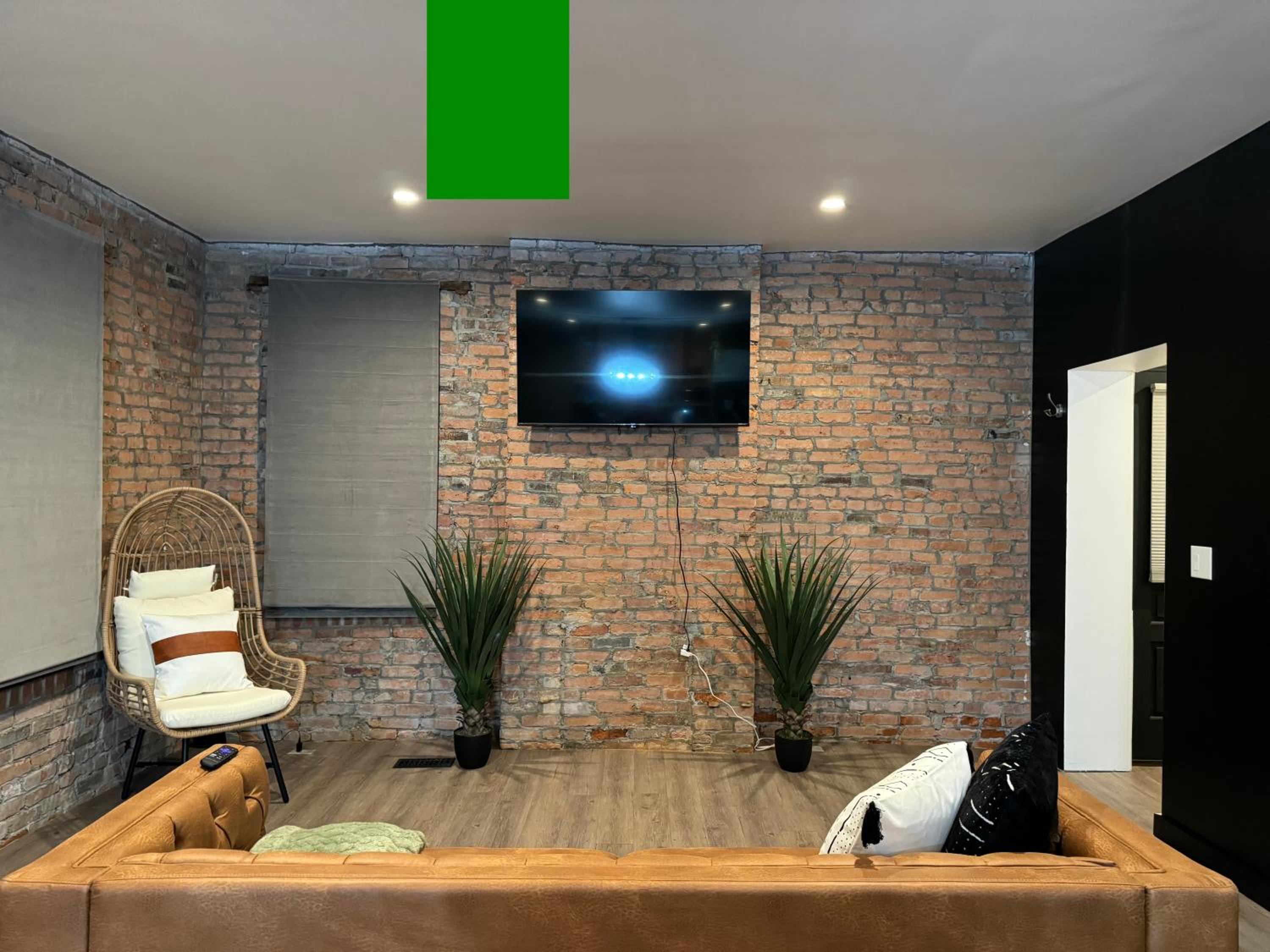 Jungle House Columbus Short North Downtown Free Parking - Walk to Convention Center & Nationwide Arena - 4BR Luxury Home - Sleeps 16 - Over 5,800 Five Star
