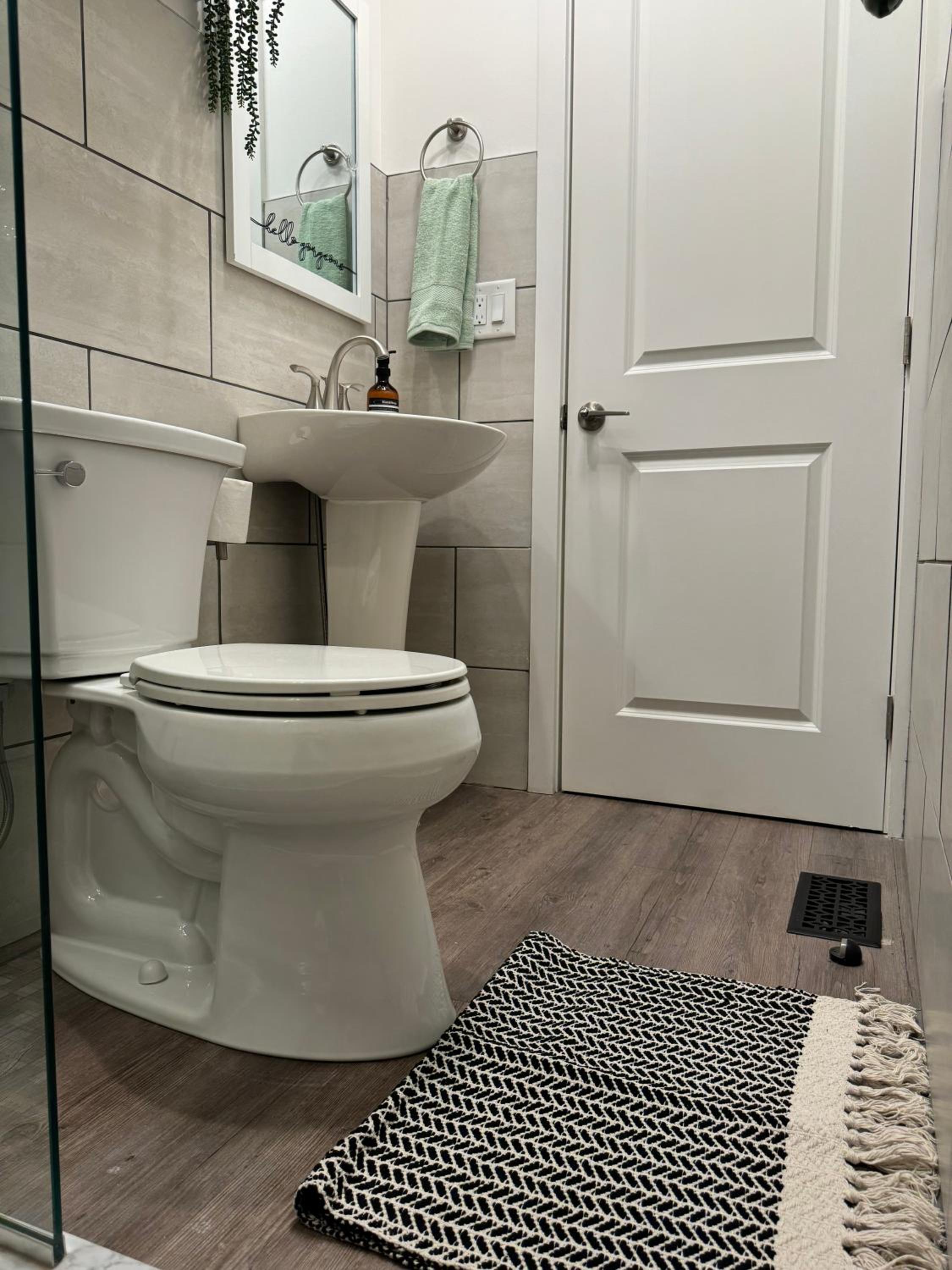 Jungle House Columbus Short North Downtown Free Parking - Walk to Convention Center & Nationwide Arena - 4BR Luxury Home - Sleeps 16 - Over 5,800 Five Star