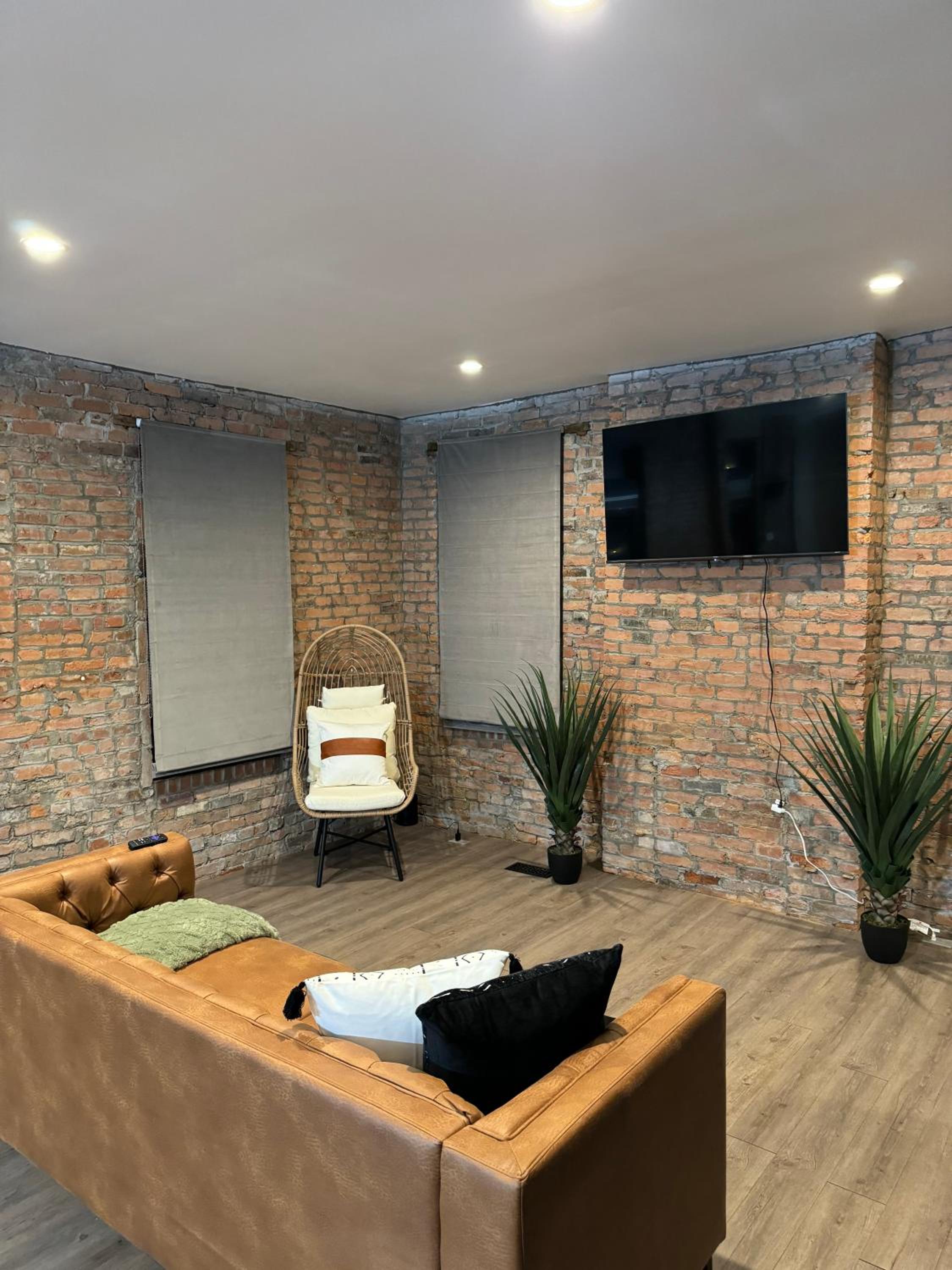 Jungle House Columbus Short North Downtown Free Parking - Walk to Convention Center & Nationwide Arena - 4BR Luxury Home - Sleeps 16 - Over 5,800 Five Star