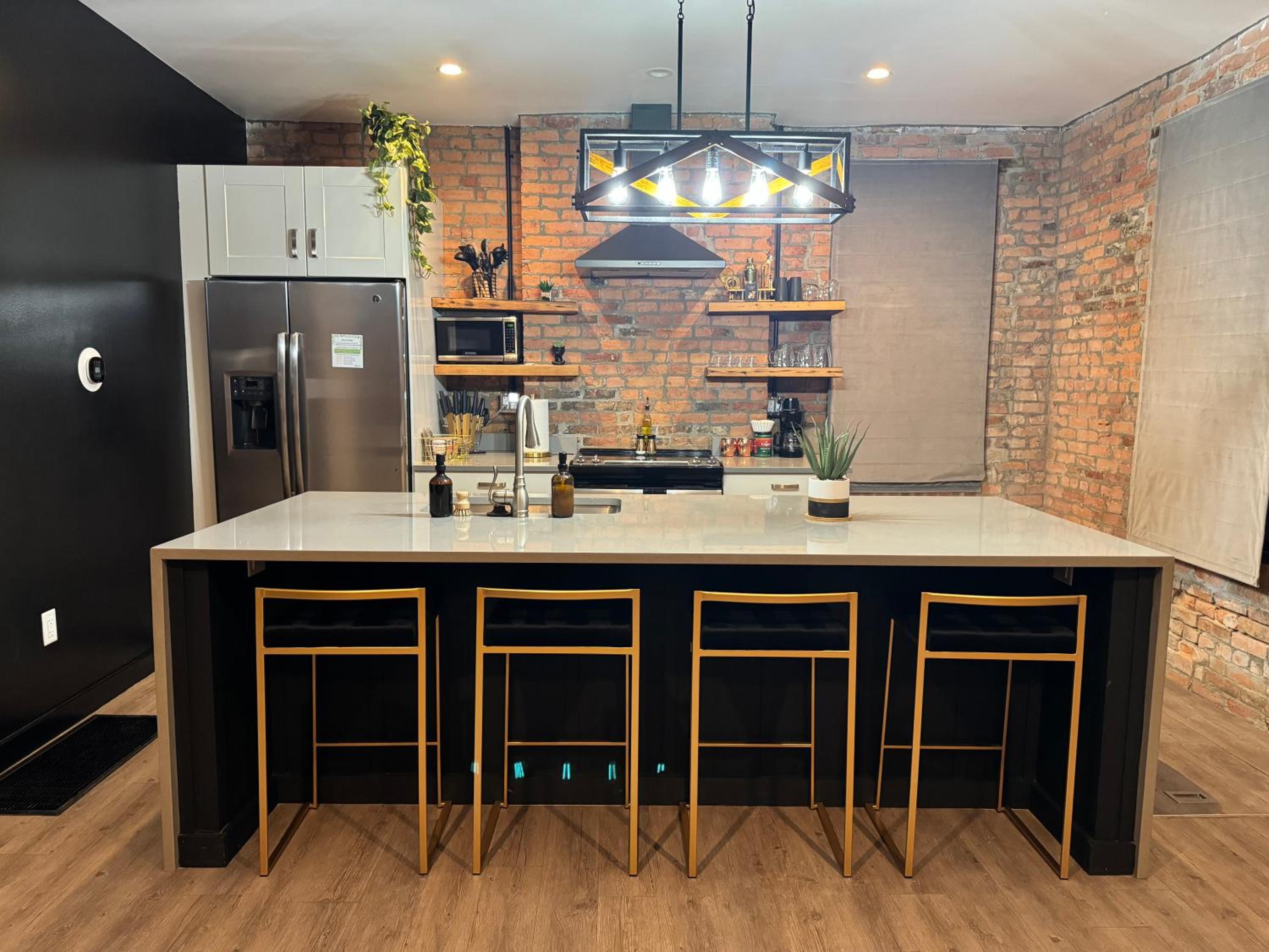 Jungle House Columbus Short North Downtown Free Parking - Walk to Convention Center & Nationwide Arena - 4BR Luxury Home - Sleeps 16 - Over 5,800 Five Star