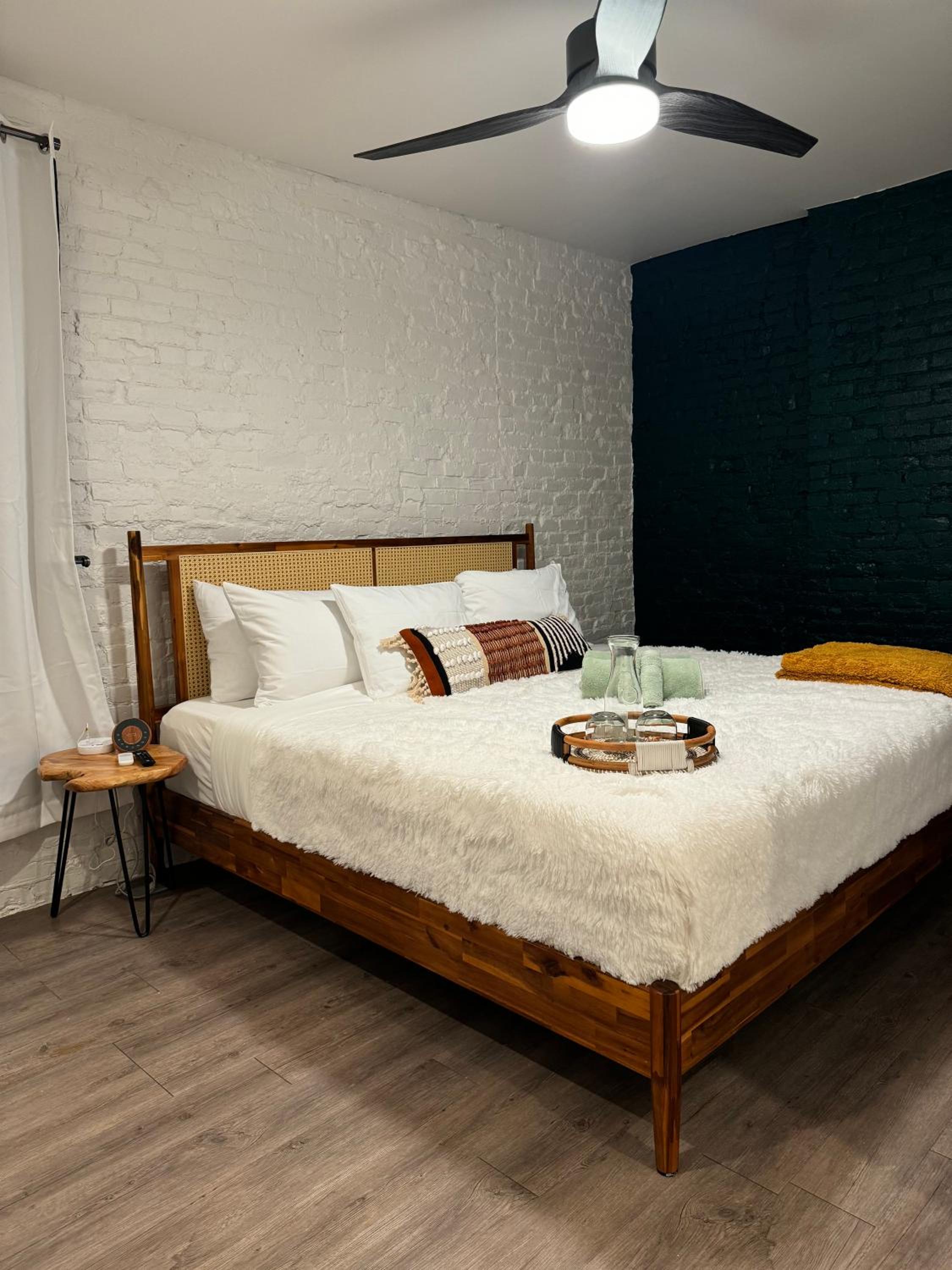 Jungle House Columbus Short North Downtown Free Parking - Walk to Convention Center & Nationwide Arena - 4BR Luxury Home - Sleeps 16 - Over 5,800 Five Star