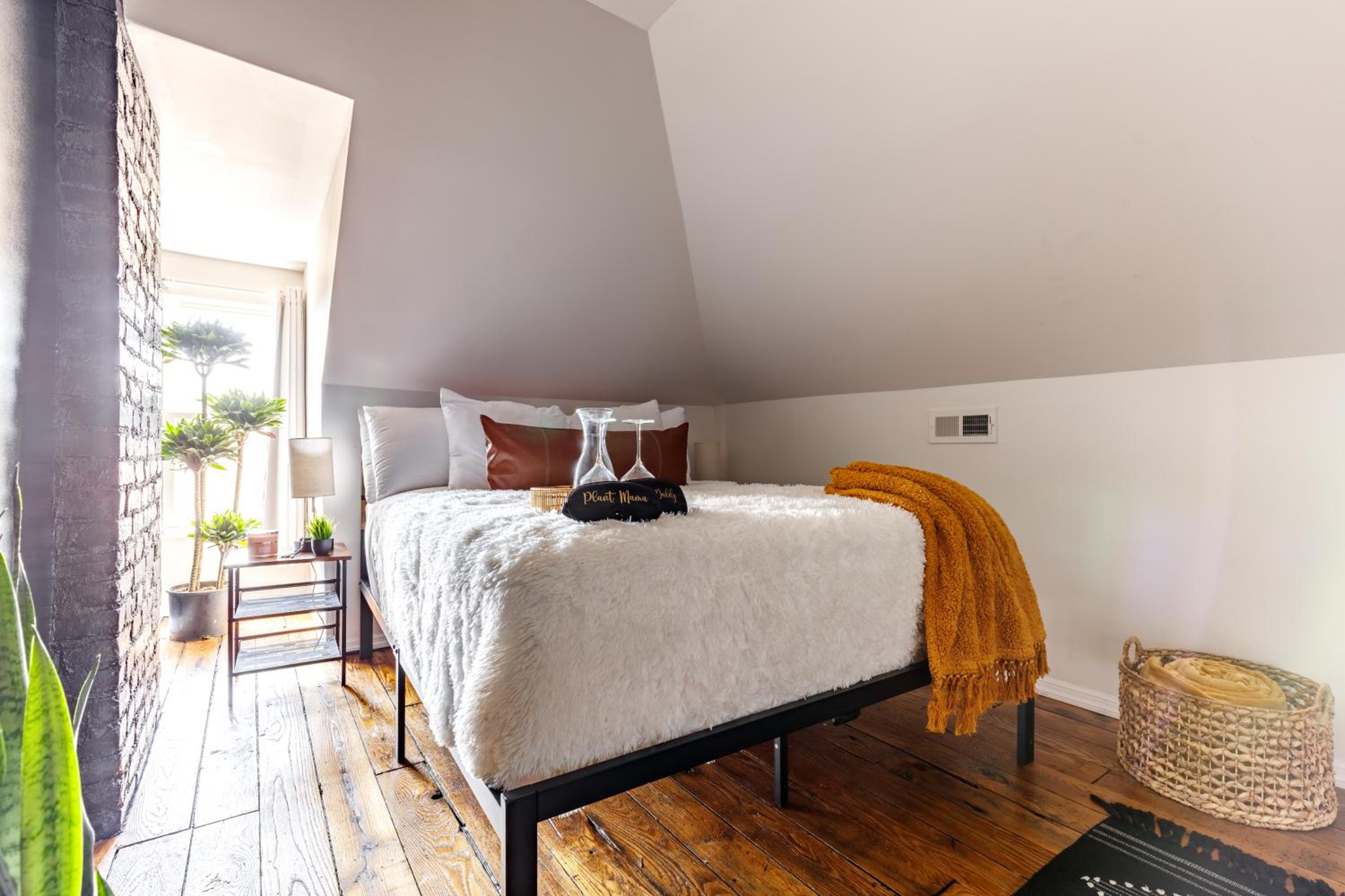 Jungle House Columbus Sleep 16 Downtown Ohio Free Parking - Near Convention Center & Nationwide Arena - 4BR Luxury Home - Pet Friendly - Over 5,800 Five St