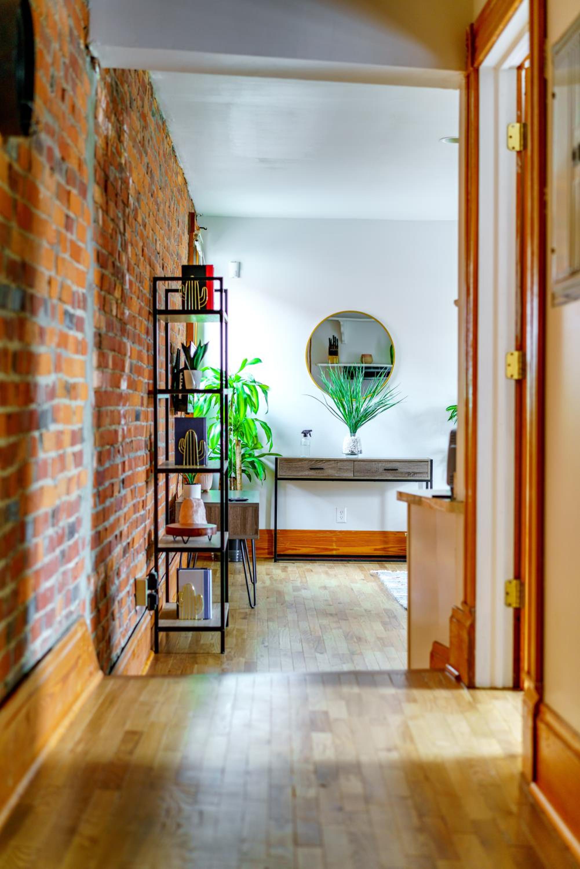 Jungle House Columbus Short North Downtown Free Parking - Walk to Convention Center & Nationwide Arena - 3BR Luxury Home - Sleeps 18 - Over 5,800 Five Star