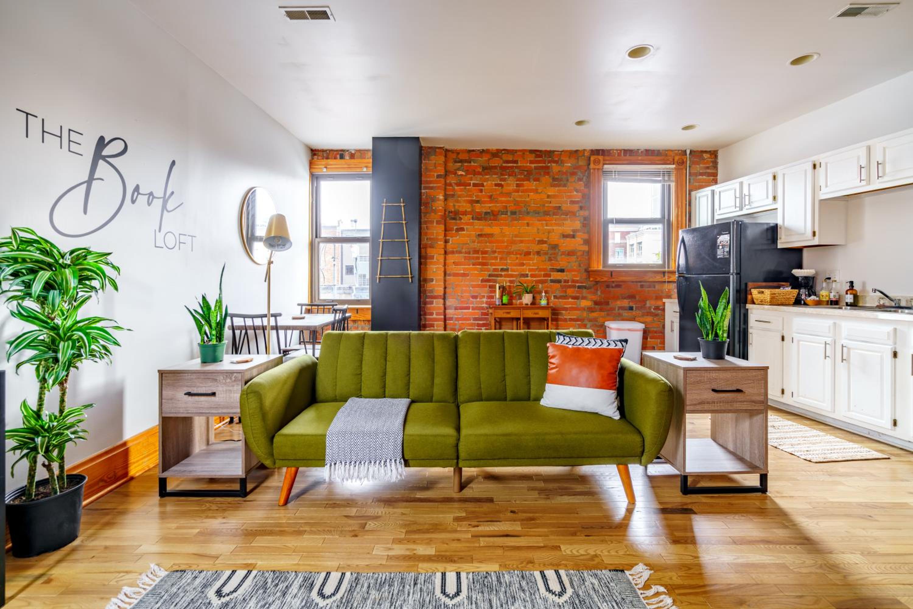 Jungle House Columbus Short North Downtown Free Parking - Walk to Convention Center & Nationwide Arena - 3BR Luxury Home - Sleeps 18 - Over 5,800 Five Star