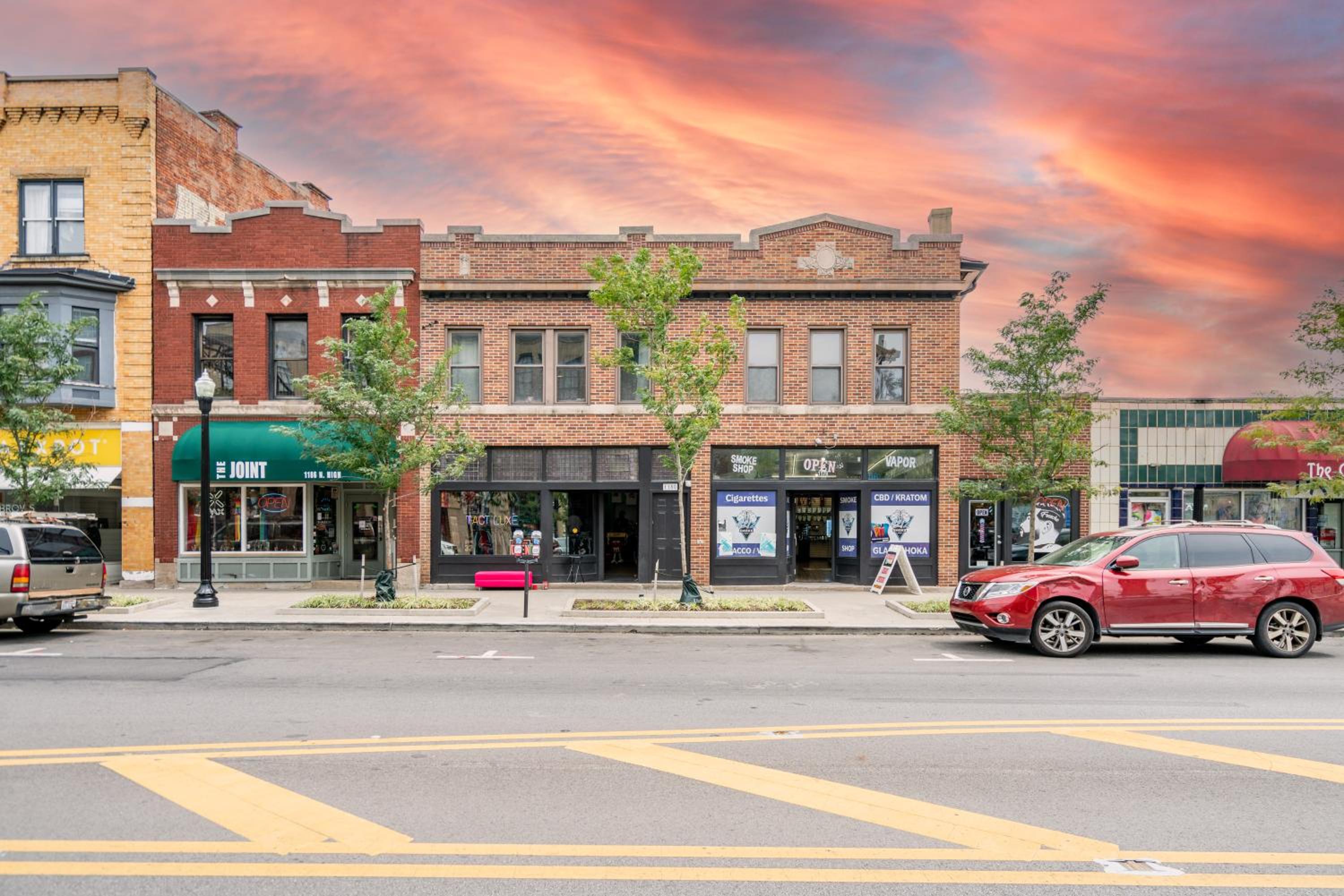 Jungle House Columbus Short North Downtown Free Parking - Walk to Convention Center & Nationwide Arena - 3BR Luxury Home - Sleeps 18 - Over 5,800 Five Star