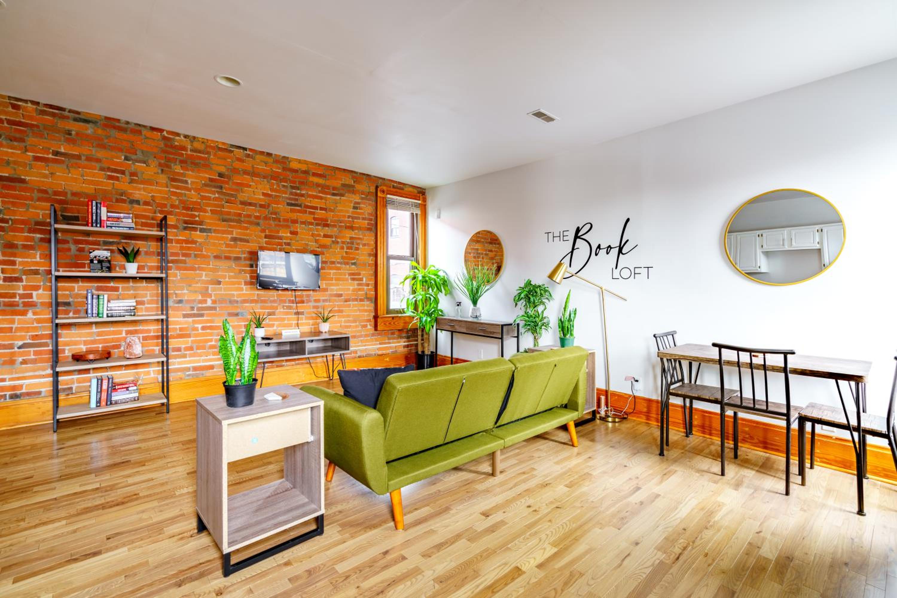 Jungle House Columbus Short North Downtown Free Parking - Walk to Convention Center & Nationwide Arena - 3BR Luxury Home - Sleeps 18 - Over 5,800 Five Star