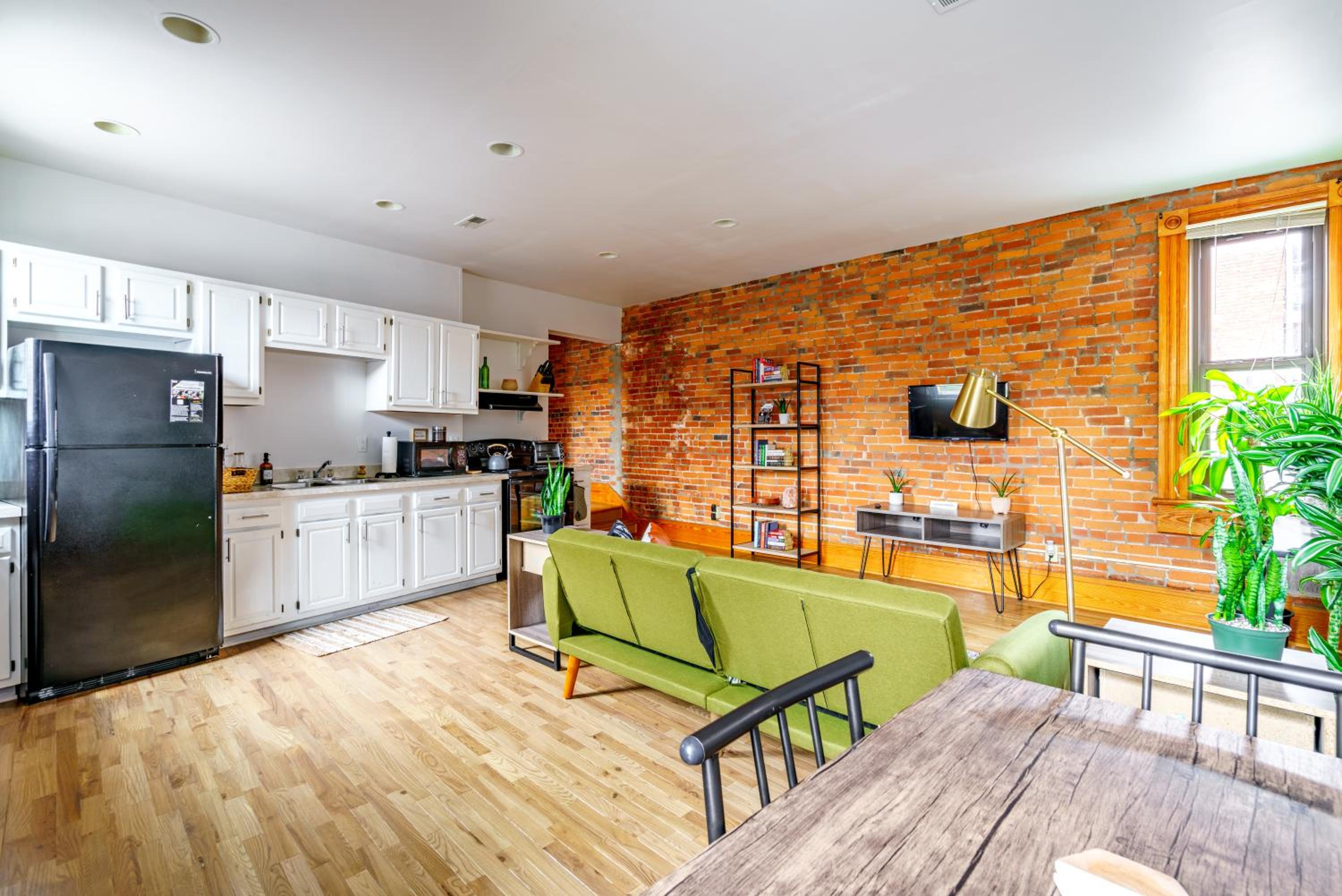 Jungle House Columbus Short North Downtown Free Parking - Walk to Convention Center & Nationwide Arena - 3BR Luxury Home - Sleeps 18 - Over 5,800 Five Star