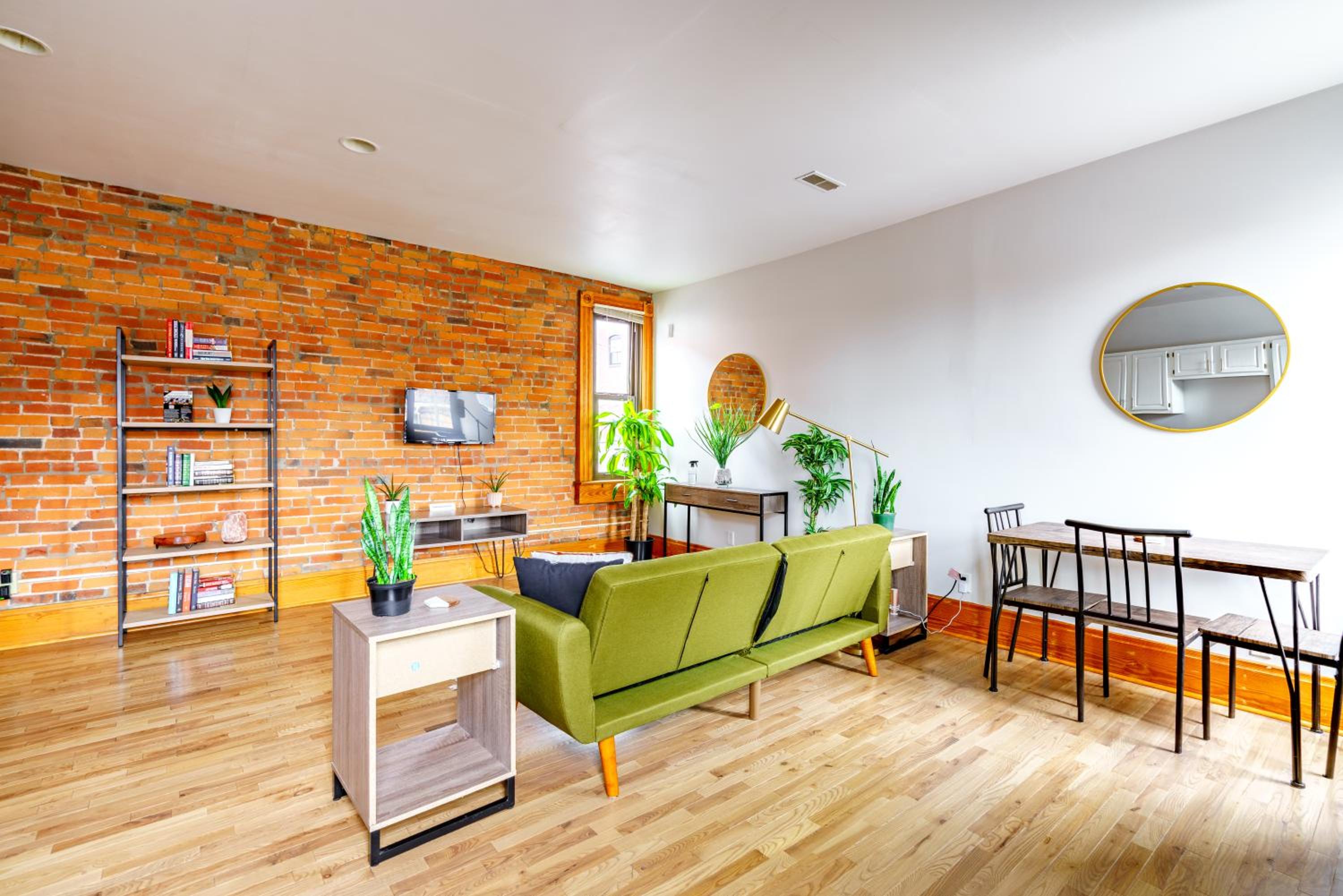 Jungle House Columbus Short North Downtown Free Parking - Walk to Convention Center & Nationwide Arena - 3BR Luxury Home - Sleeps 18 - Over 5,800 Five Star