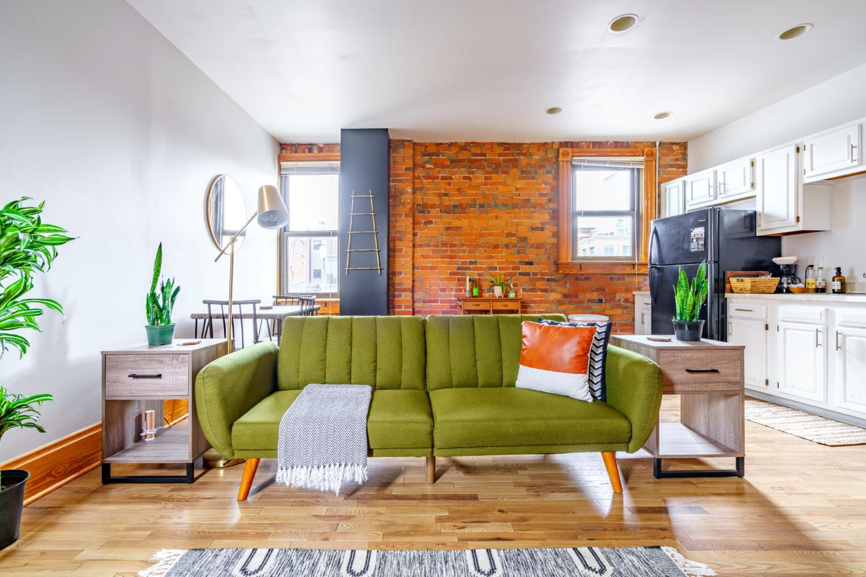 Jungle House Columbus Short North Downtown Free Parking - Walk to Convention Center & Nationwide Arena - 3BR Luxury Home - Sleeps 18 - Over 5,800 Five Star
