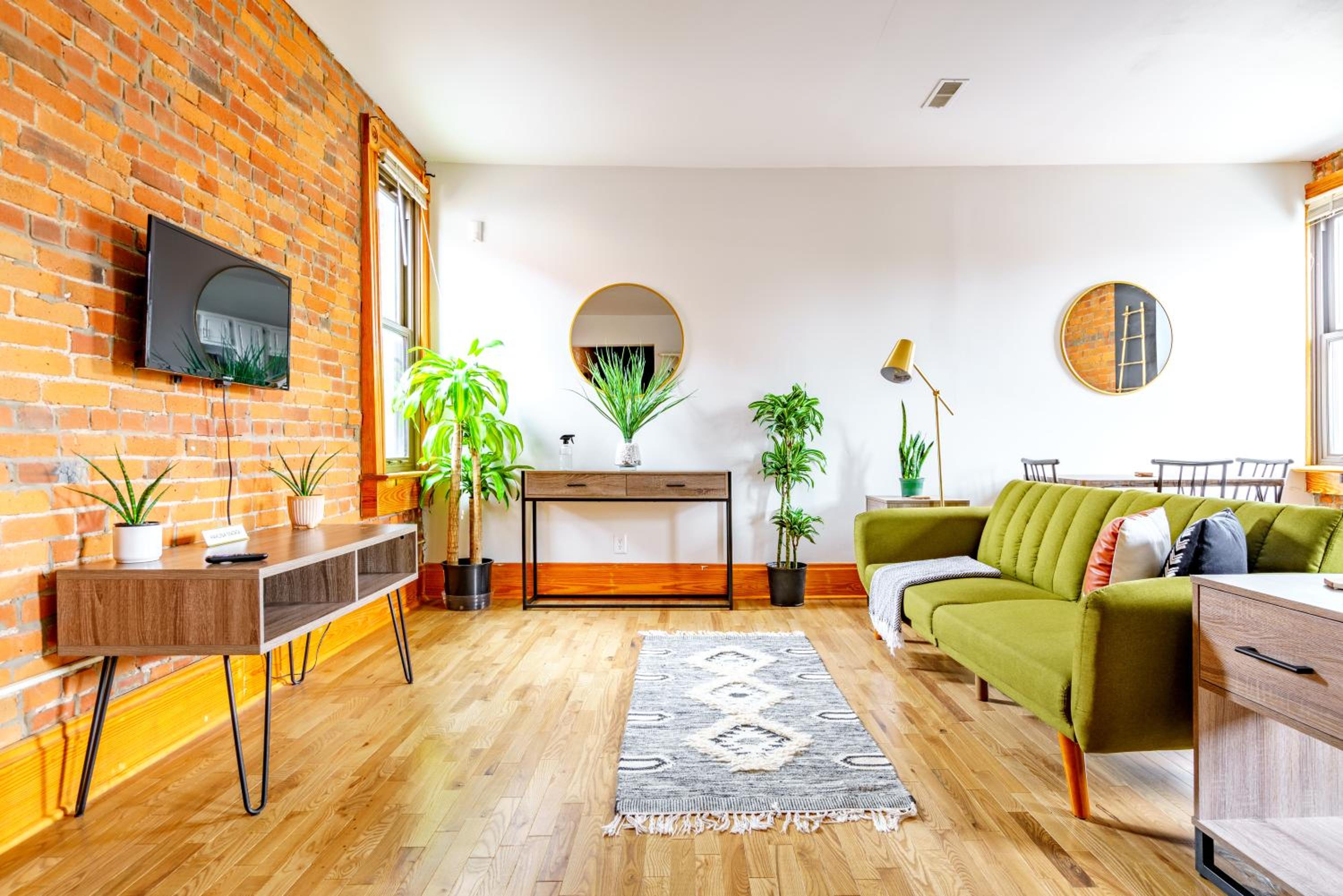 Jungle House Columbus Short North Downtown Free Parking - Walk to Convention Center & Nationwide Arena - 3BR Luxury Home - Sleeps 18 - Over 5,800 Five Star