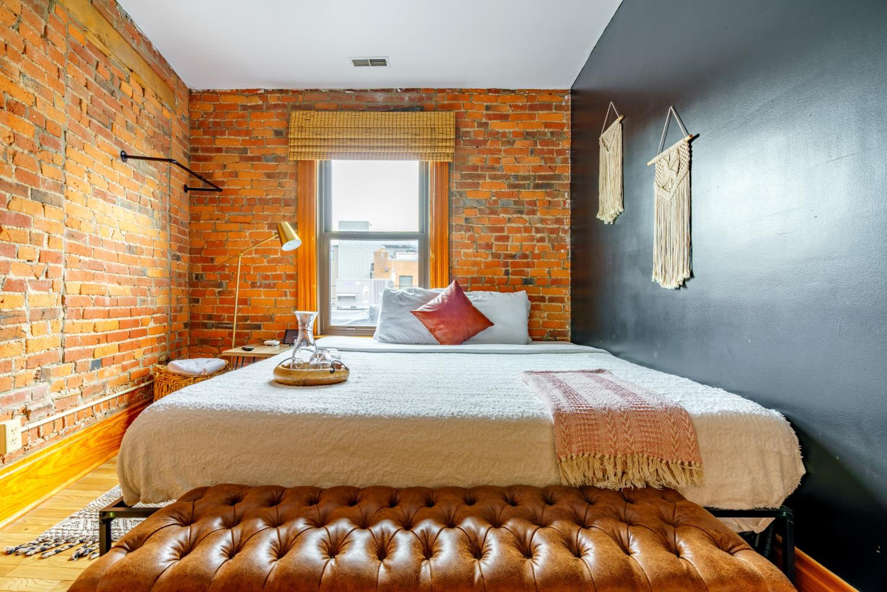 Jungle House Columbus Short North Downtown Free Parking - Walk to Convention Center & Nationwide Arena - 3BR Luxury Home - Sleeps 18 - Over 5,800 Five Star