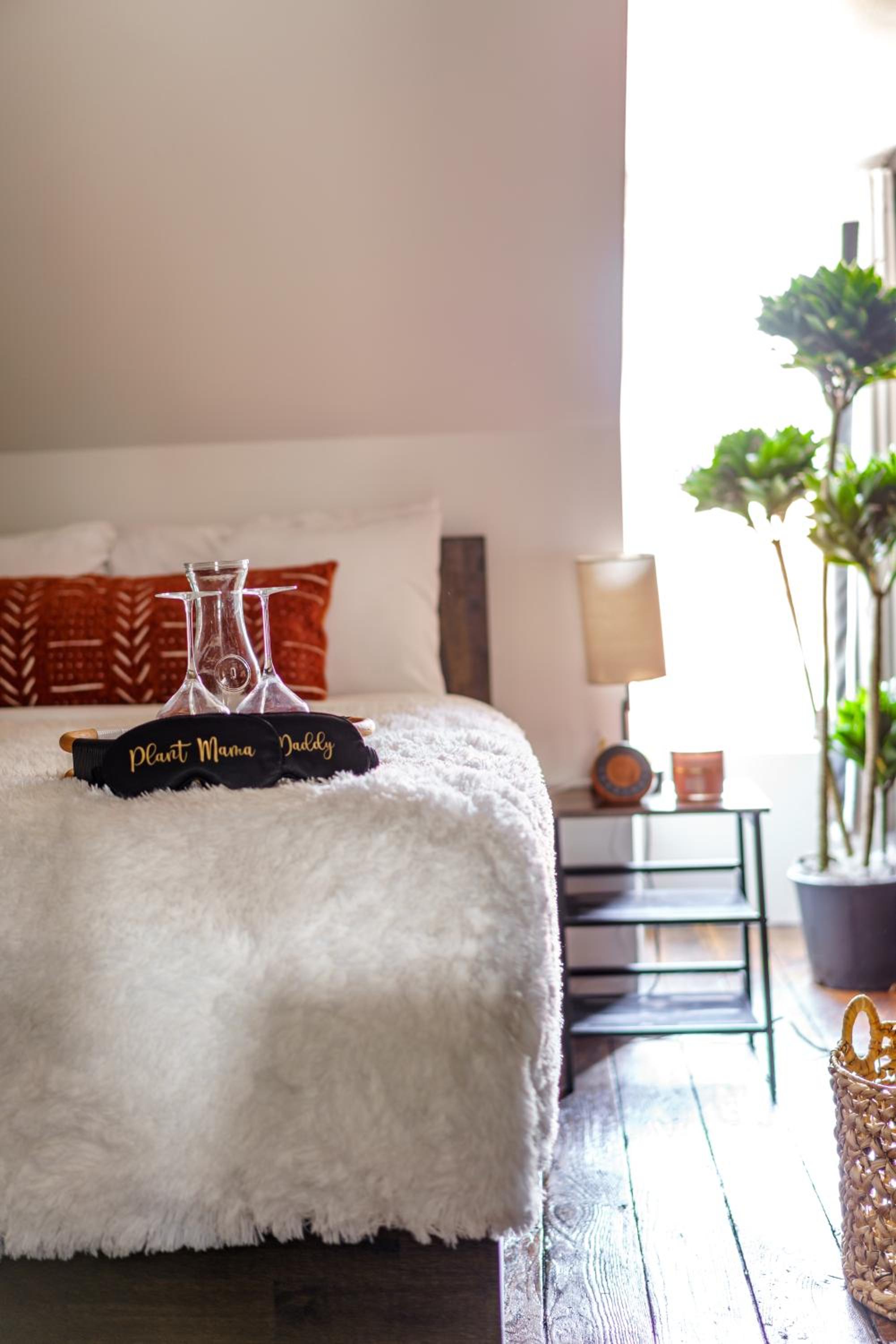 Jungle House Columbus Sleep 16 Downtown Ohio Free Parking - Near Convention Center & Nationwide Arena - 4BR Luxury Home - Pet Friendly - Over 5,800 Five St
