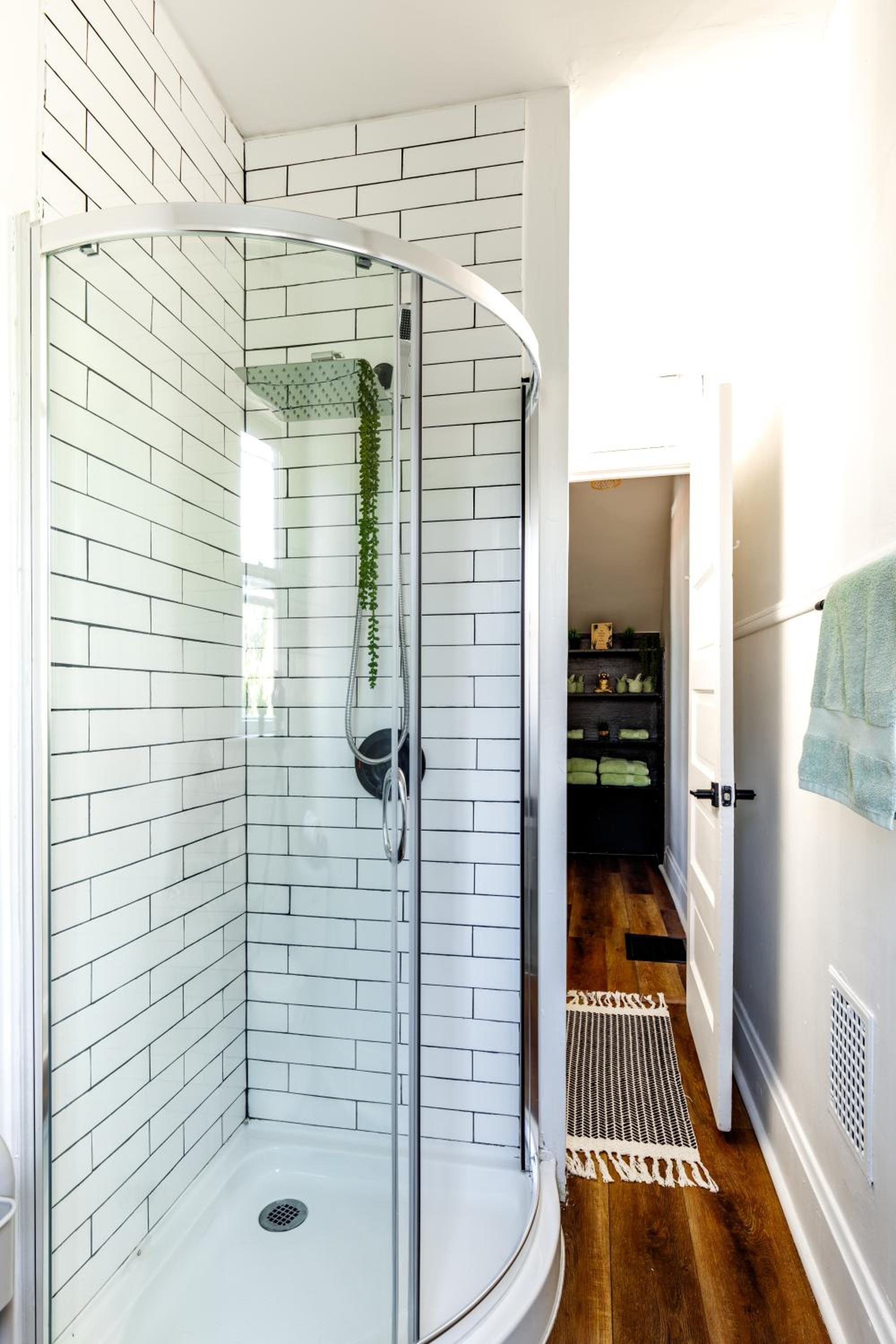 Jungle House Columbus Sleep 16 Downtown Ohio Free Parking - Near Convention Center & Nationwide Arena - 4BR Luxury Home - Pet Friendly - Over 5,800 Five St