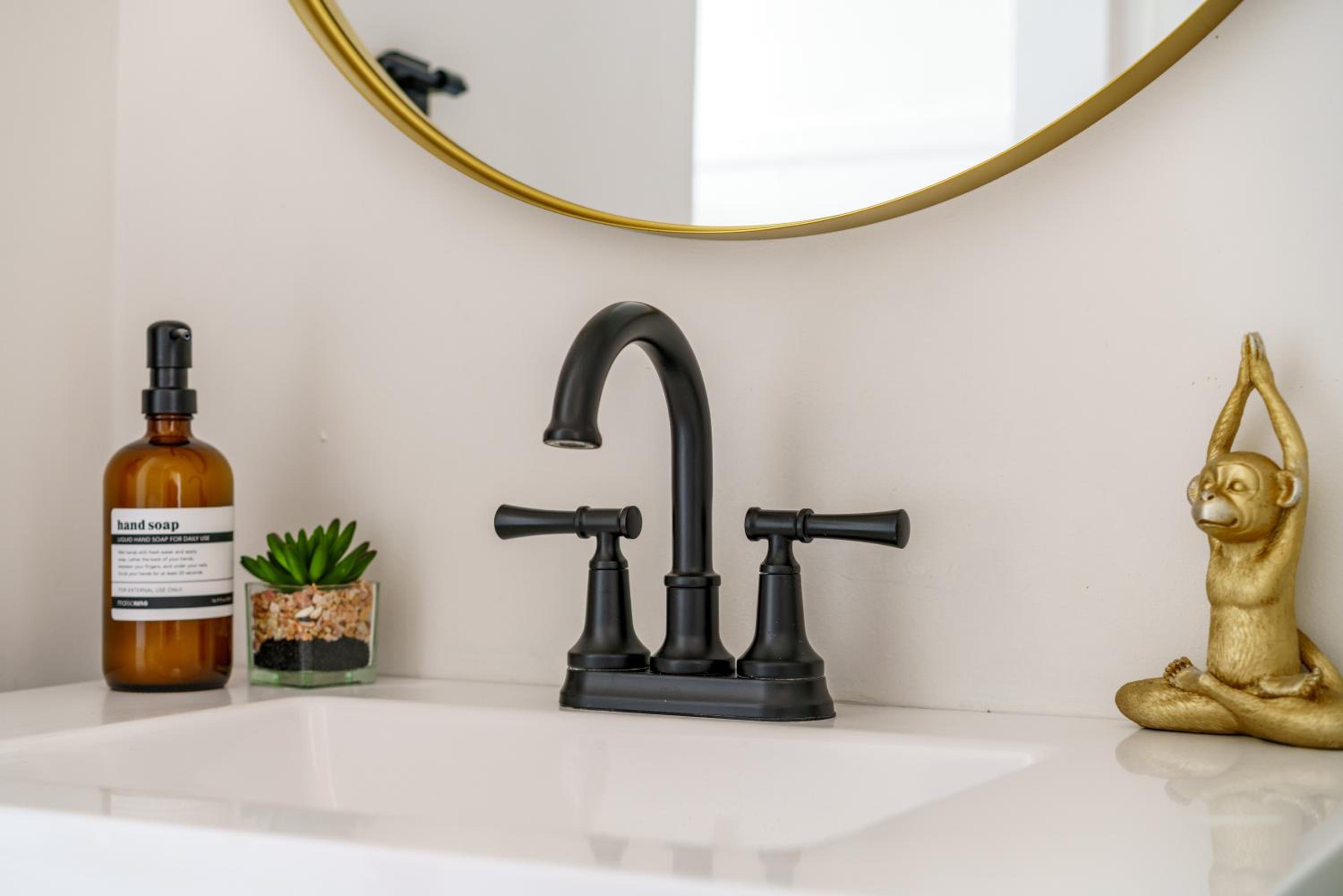 Jungle House Columbus Sleep 16 Downtown Ohio Free Parking - Near Convention Center & Nationwide Arena - 4BR Luxury Home - Pet Friendly - Over 5,800 Five St