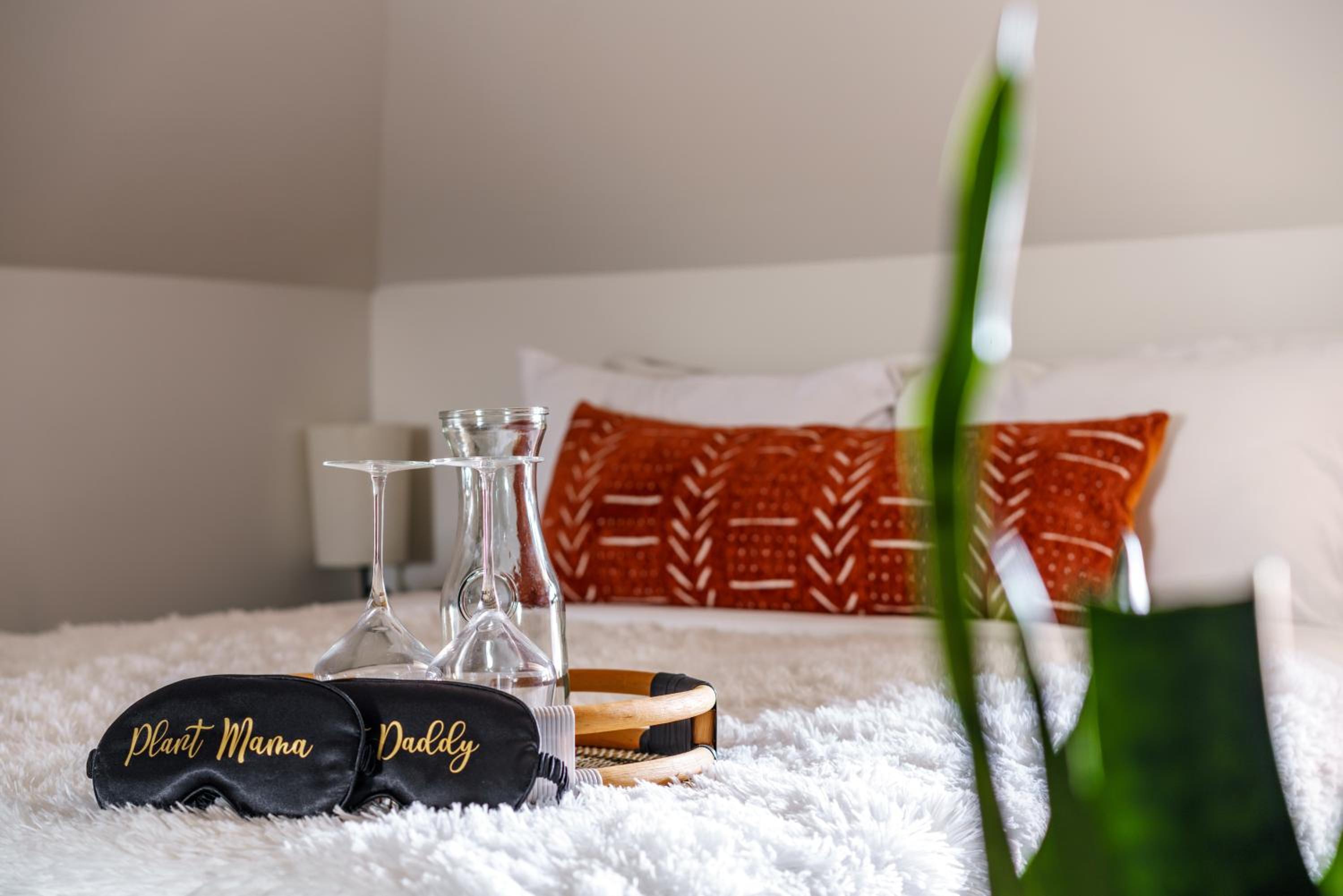 Jungle House Columbus Sleep 16 Downtown Ohio Free Parking - Near Convention Center & Nationwide Arena - 4BR Luxury Home - Pet Friendly - Over 5,800 Five St