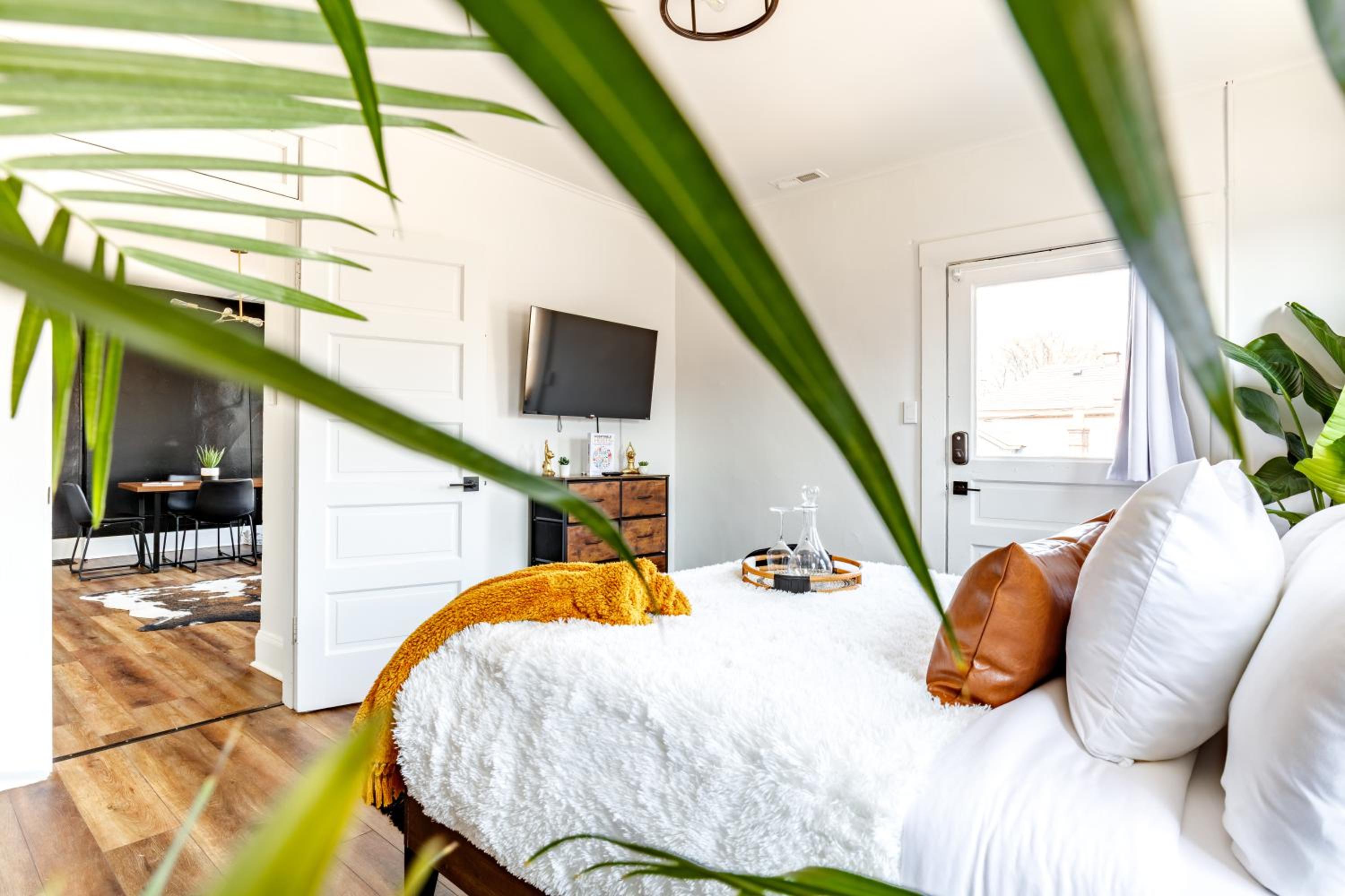 Jungle House Columbus Sleep 16 Downtown Ohio Free Parking - Near Convention Center & Nationwide Arena - 4BR Luxury Home - Pet Friendly - Over 5,800 Five St
