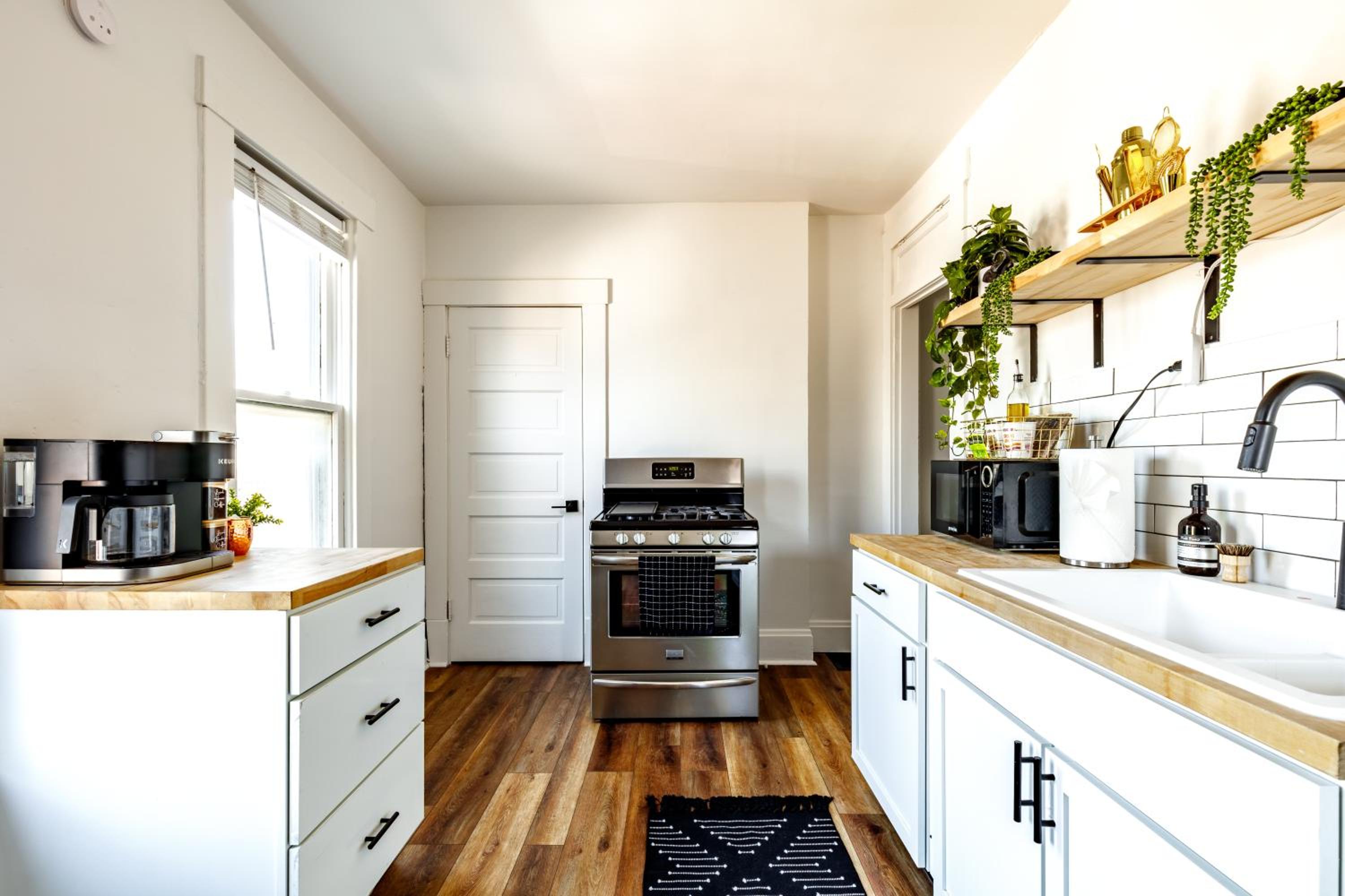Jungle House Columbus Sleep 16 Downtown Ohio Free Parking - Near Convention Center & Nationwide Arena - 4BR Luxury Home - Pet Friendly - Over 5,800 Five St