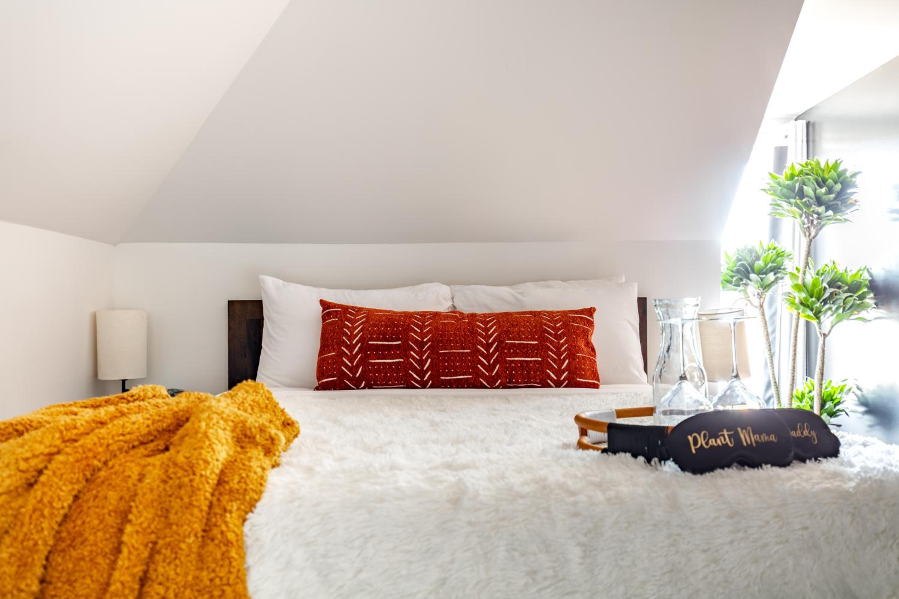 Jungle House Columbus Sleep 16 Downtown Ohio Free Parking - Near Convention Center & Nationwide Arena - 4BR Luxury Home - Pet Friendly - Over 5,800 Five St