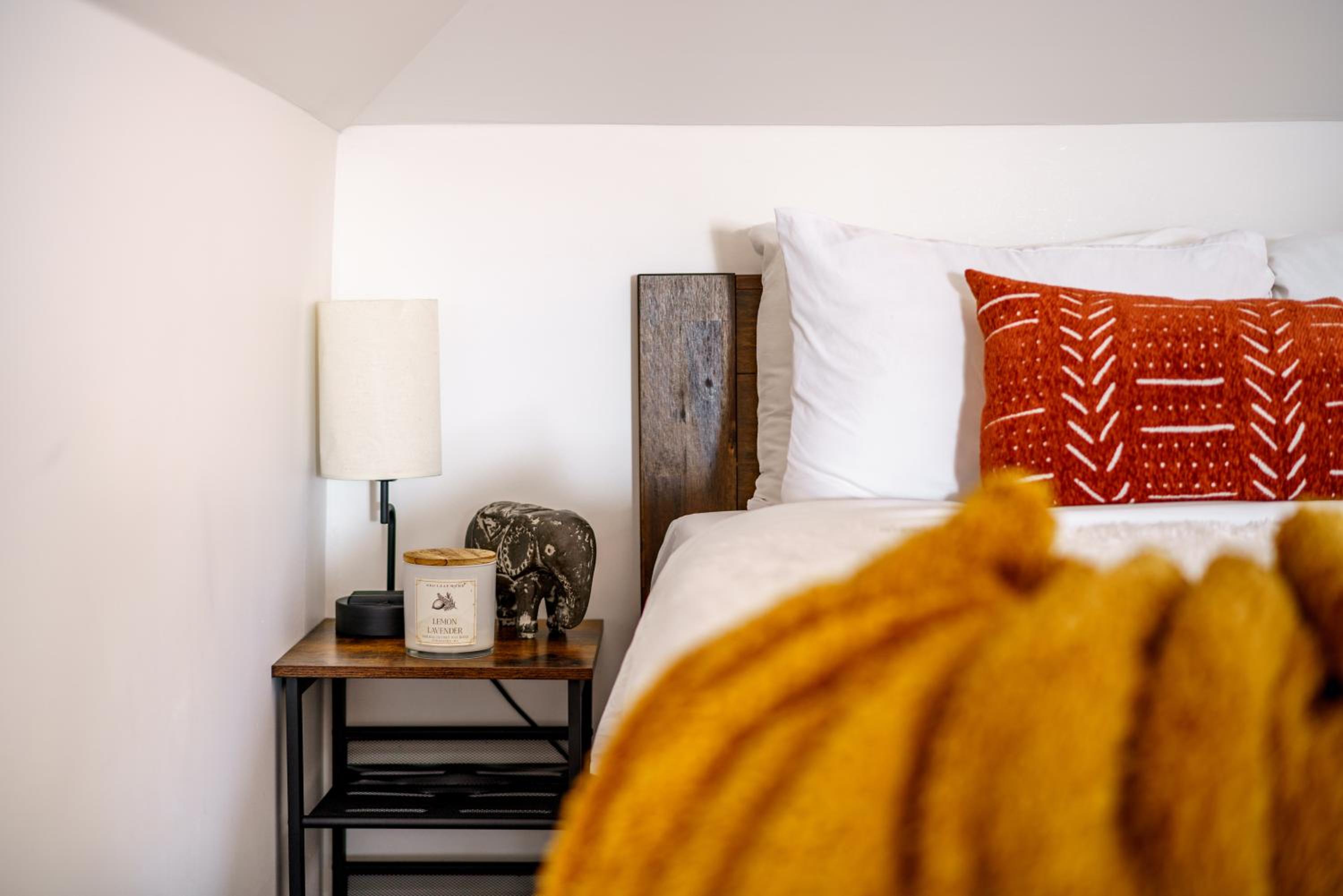 Jungle House Columbus Sleep 16 Downtown Ohio Free Parking - Near Convention Center & Nationwide Arena - 4BR Luxury Home - Pet Friendly - Over 5,800 Five St