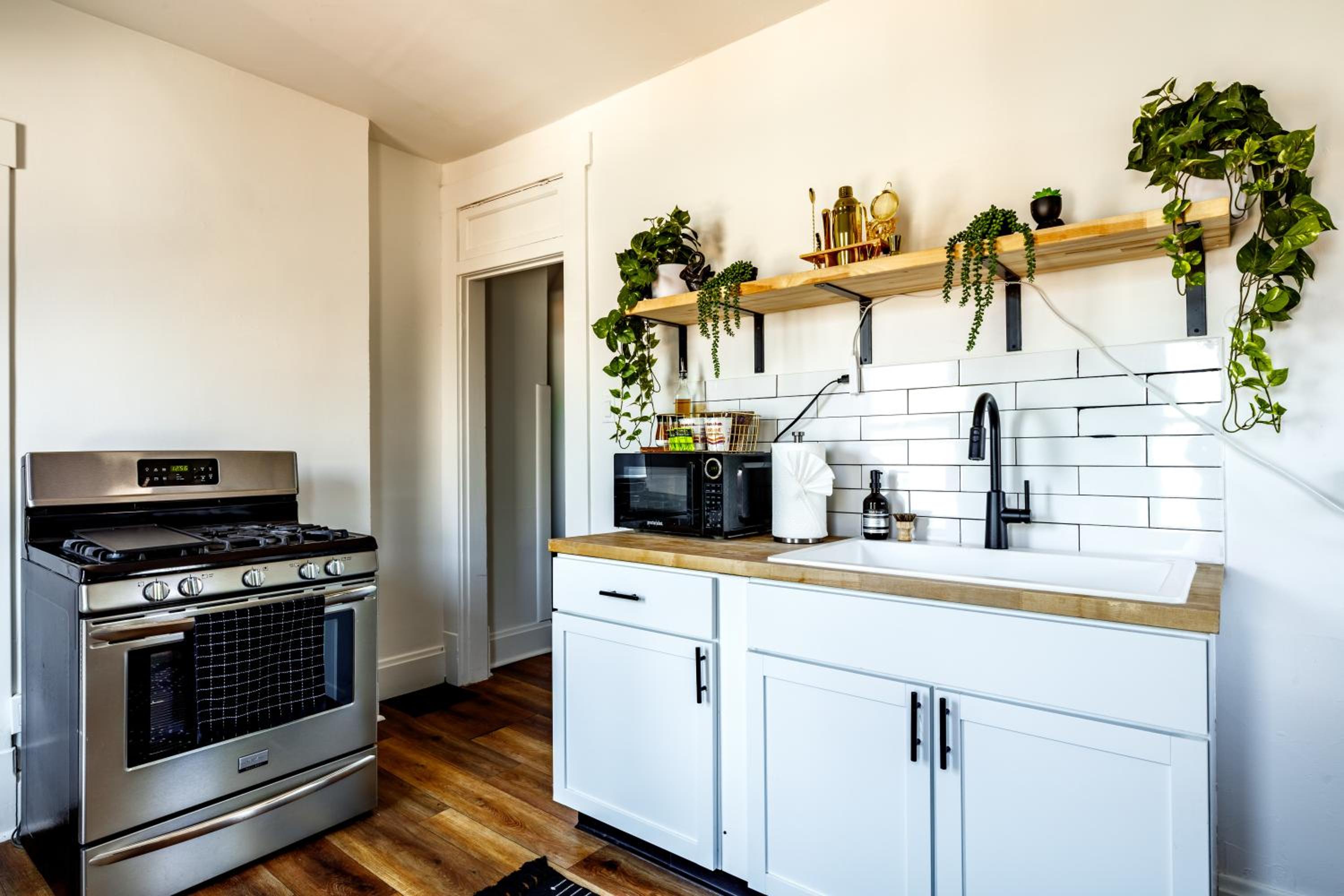 Jungle House Columbus Sleep 16 Downtown Ohio Free Parking - Near Convention Center & Nationwide Arena - 4BR Luxury Home - Pet Friendly - Over 5,800 Five St