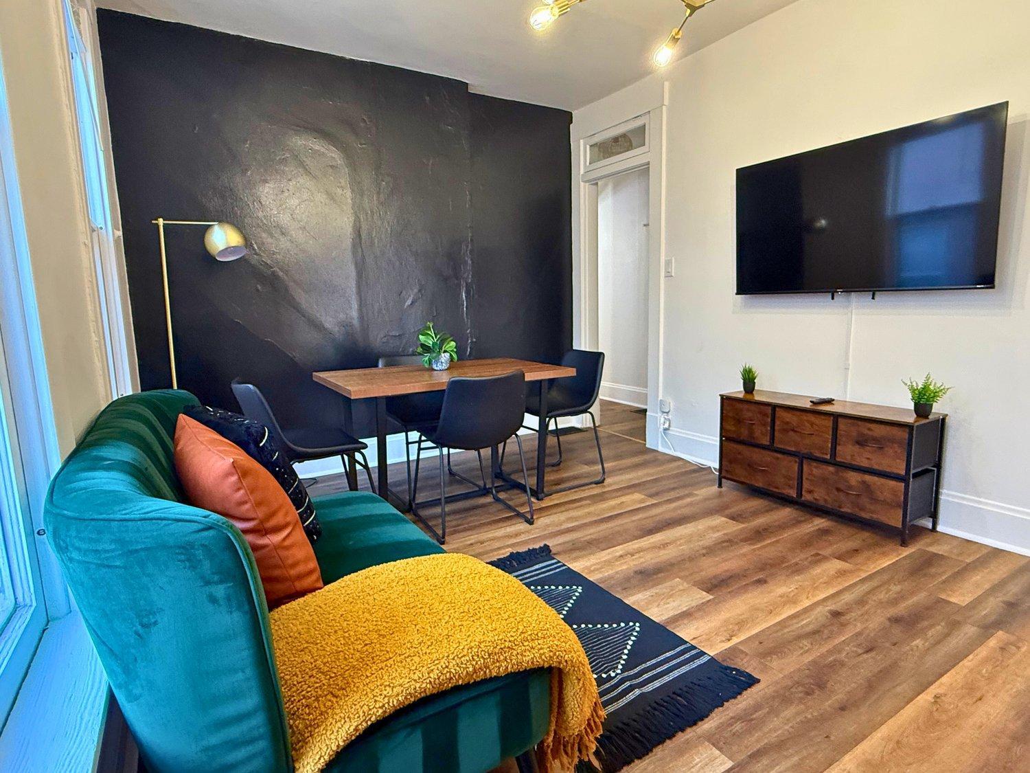 Jungle House Columbus Sleep 16 Downtown Ohio Free Parking - Near Convention Center & Nationwide Arena - 4BR Luxury Home - Pet Friendly - Over 5,800 Five St