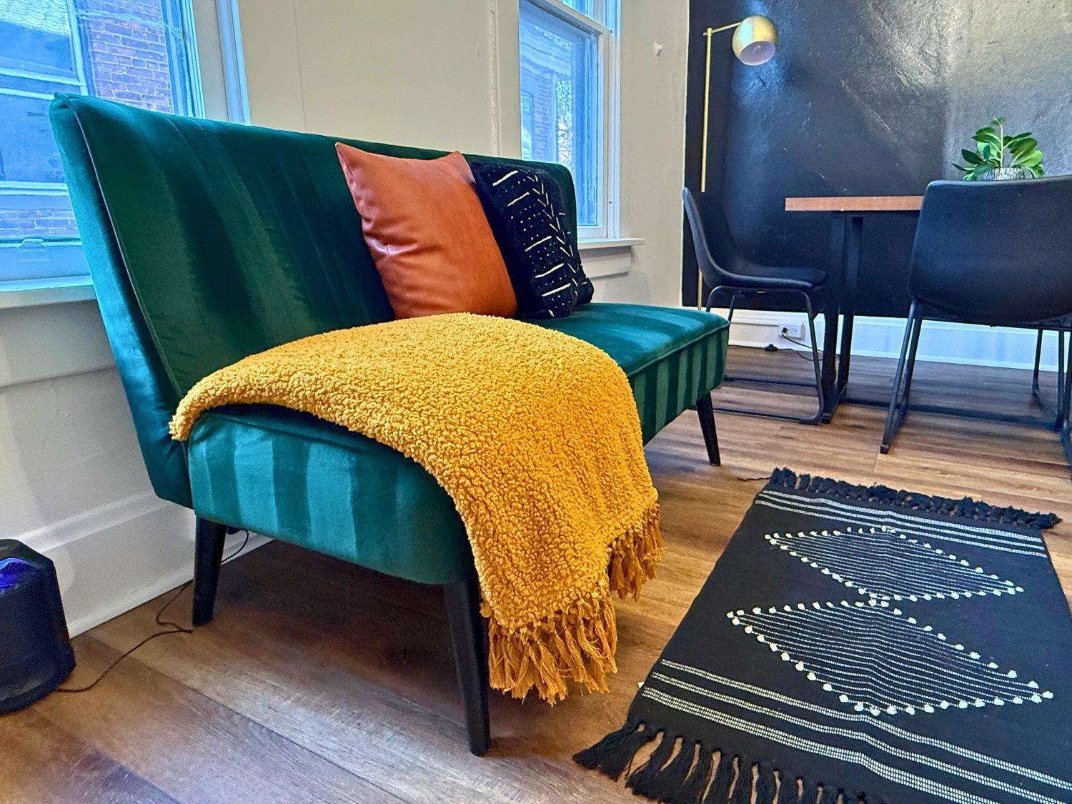 Jungle House Columbus Sleep 16 Downtown Ohio Free Parking - Near Convention Center & Nationwide Arena - 4BR Luxury Home - Pet Friendly - Over 5,800 Five St