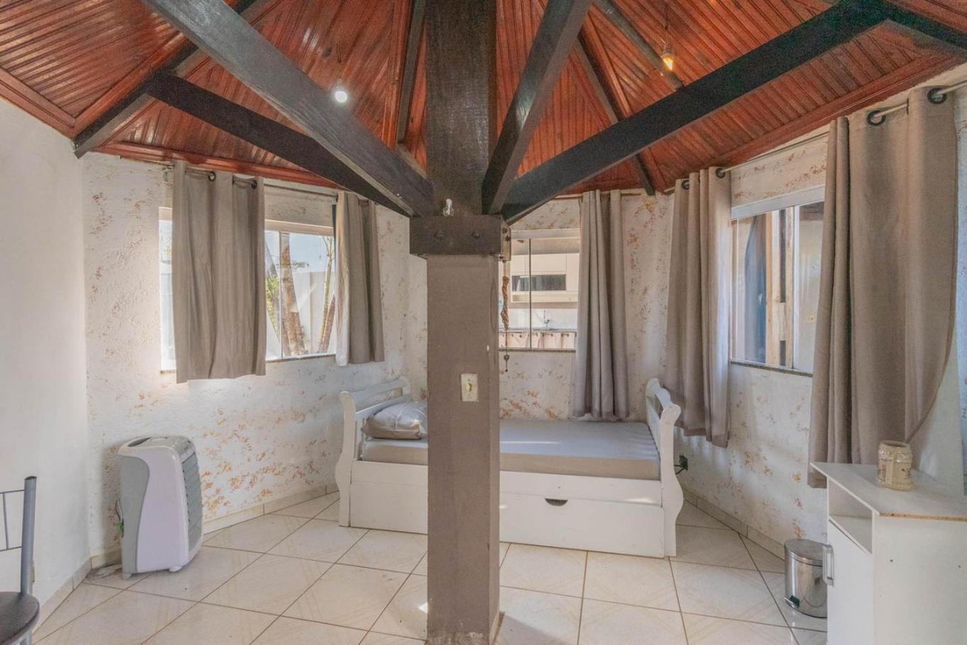 Casa com Piscina e Churrasqueira no Parque Fehr