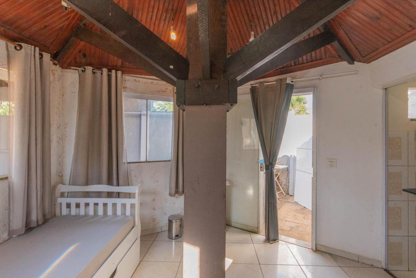 Casa com Piscina e Churrasqueira no Parque Fehr